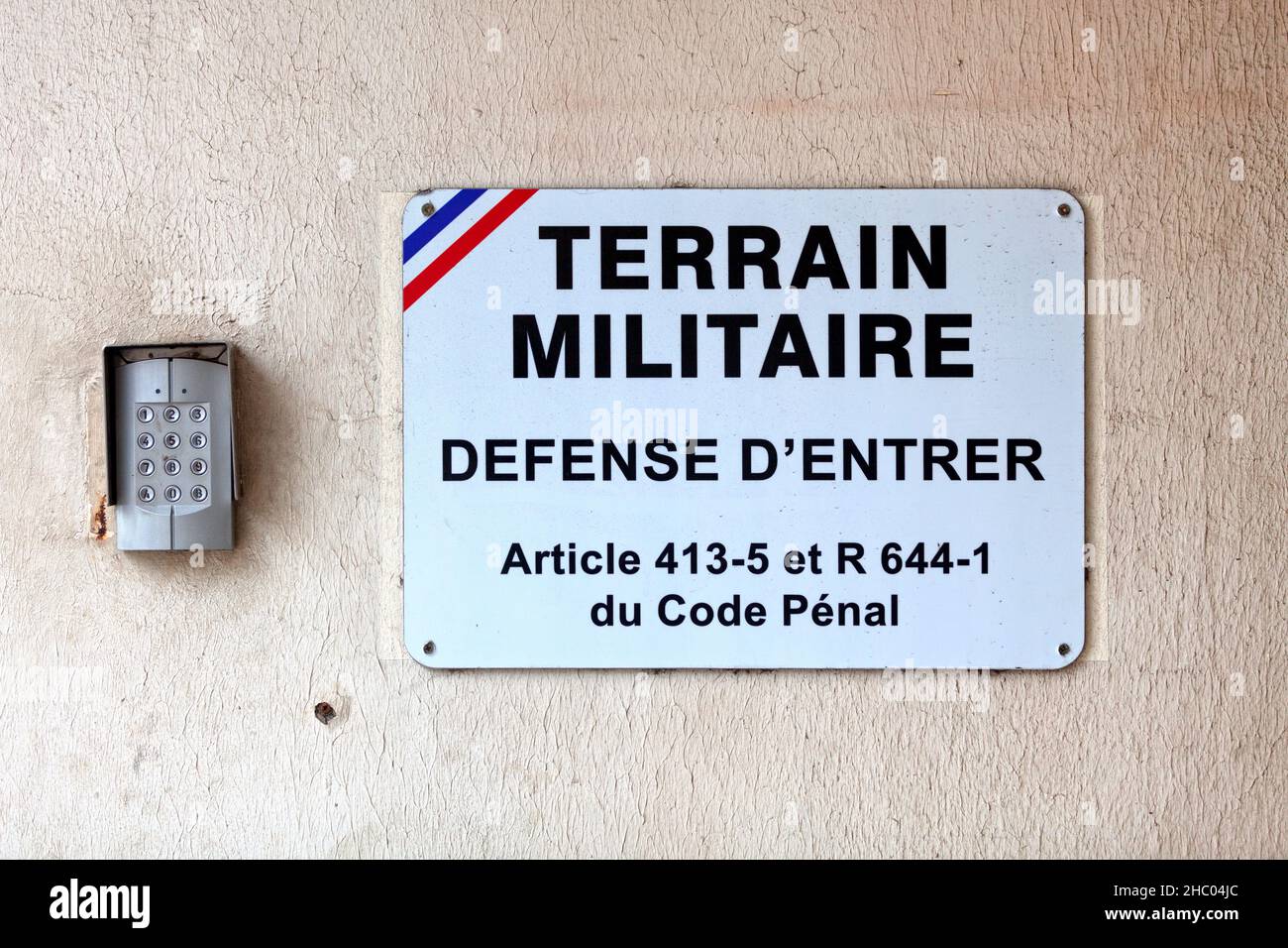 Un digicode e un cartello fuori dall'ingresso di una base militare francese che dice un francese 'terreno militare, défense d'entrer' Foto Stock Un digicode e un cartello fuori dall'ingresso di una base militare francese che dice un francese 'terreno militare, défense d'entrer' Foto Stock