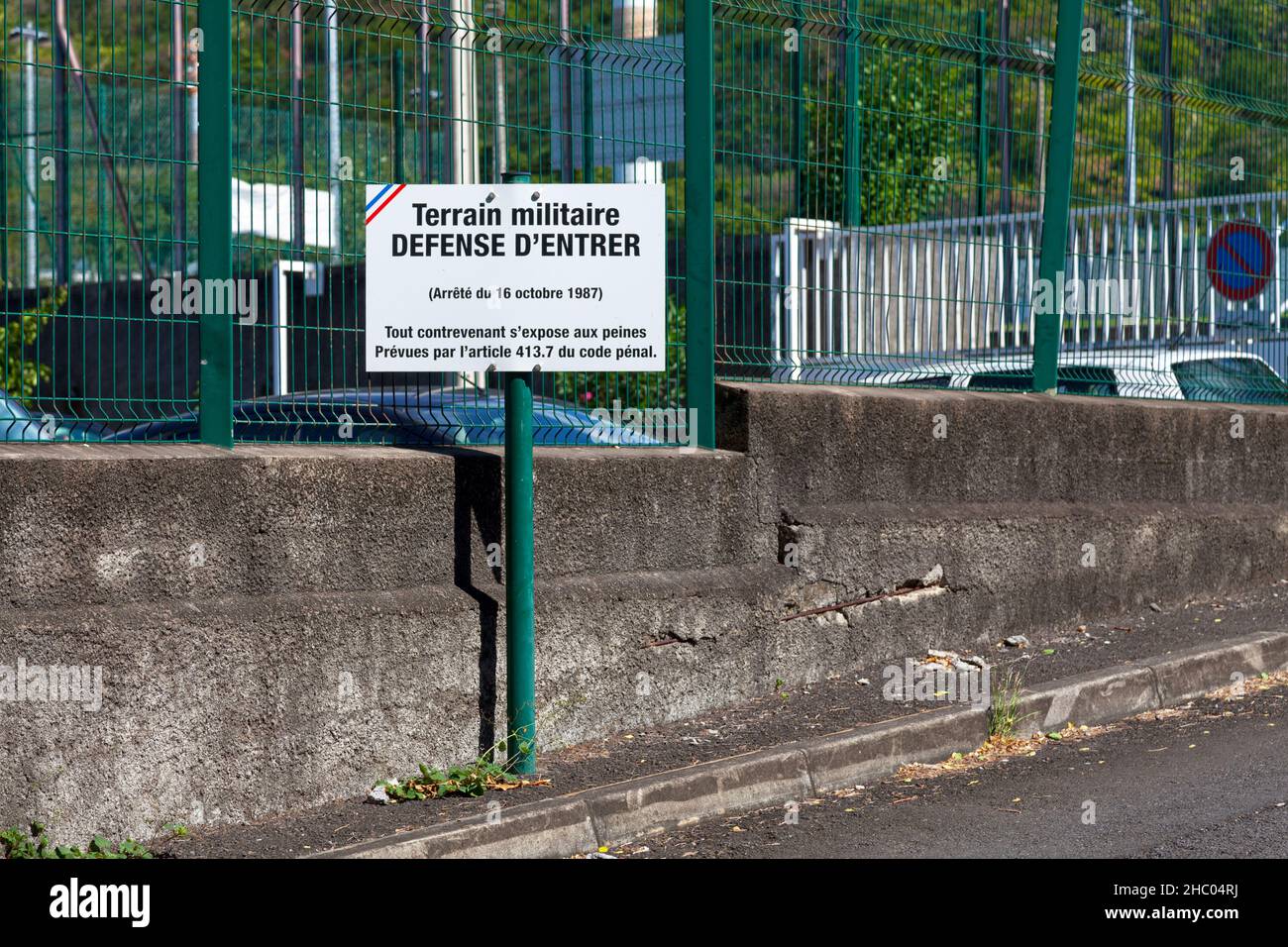 Cartello fuori da una base militare francese che dice un francese 'terreno militare, défense d'entrer', che significa in inglese 'base militare, no ingresso'. Foto Stock Cartello fuori da una base militare francese che dice un francese 'terreno militare, défense d'entrer', che significa in inglese 'base militare, no ingresso'. Foto Stock