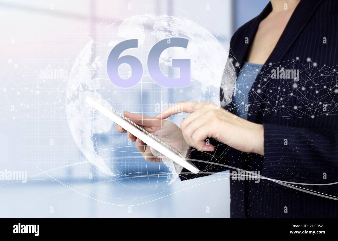 Concetto di connessione globale. Tablet bianco con mano touch con ologramma digitale 6G, mondo, terra, mappa, globo su sfondo chiaro sfocato. 6G sistemi COM Foto Stock