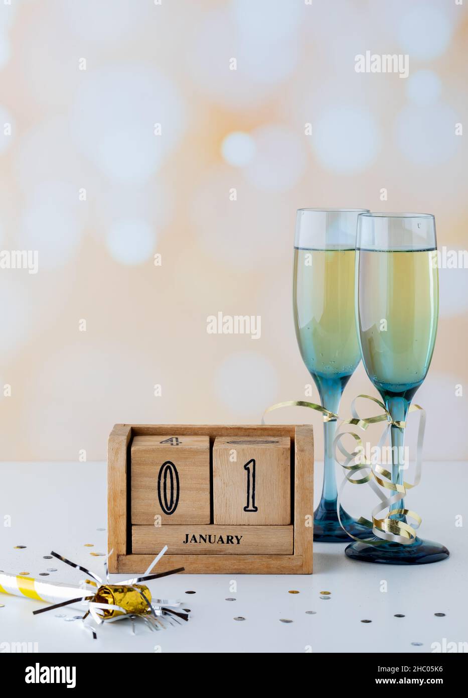 Un blocco di legno data con gennaio primo su di esso con flauto bicchieri di champagne. Foto Stock