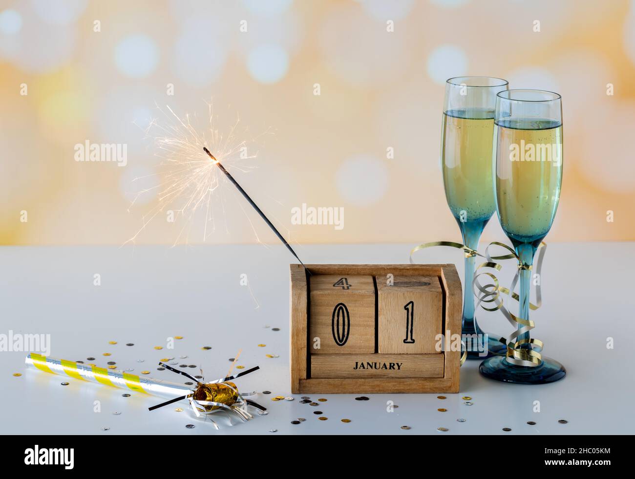 Blocco di date del 1st gennaio con spumante e champagne. Concetto di anno nuovo. Foto Stock