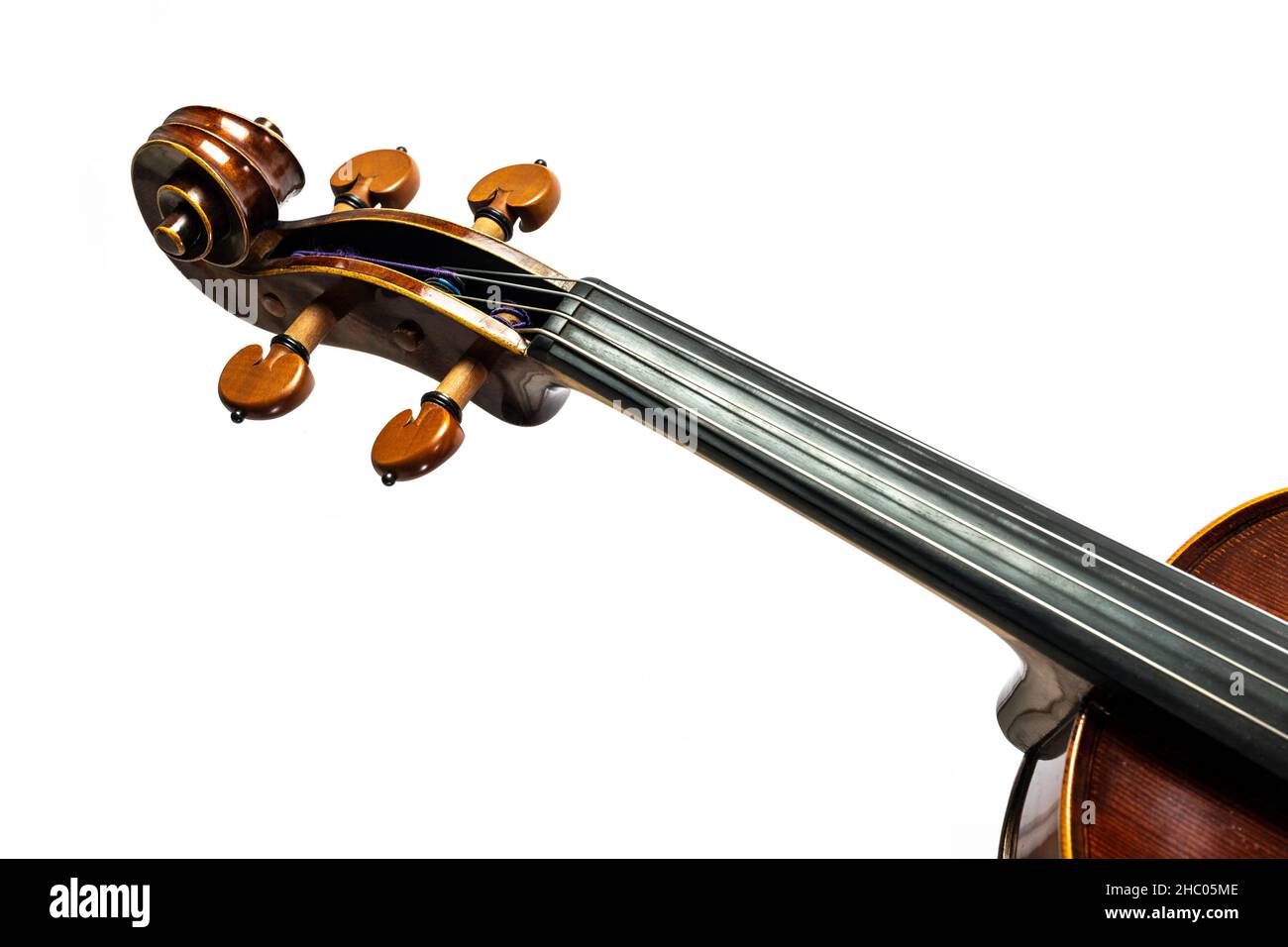 Scroll, pegbox e fingerboard di un viola, parte dello strumento musicale a corda della famiglia viol, isolato su uno sfondo bianco, copia spazio Foto Stock