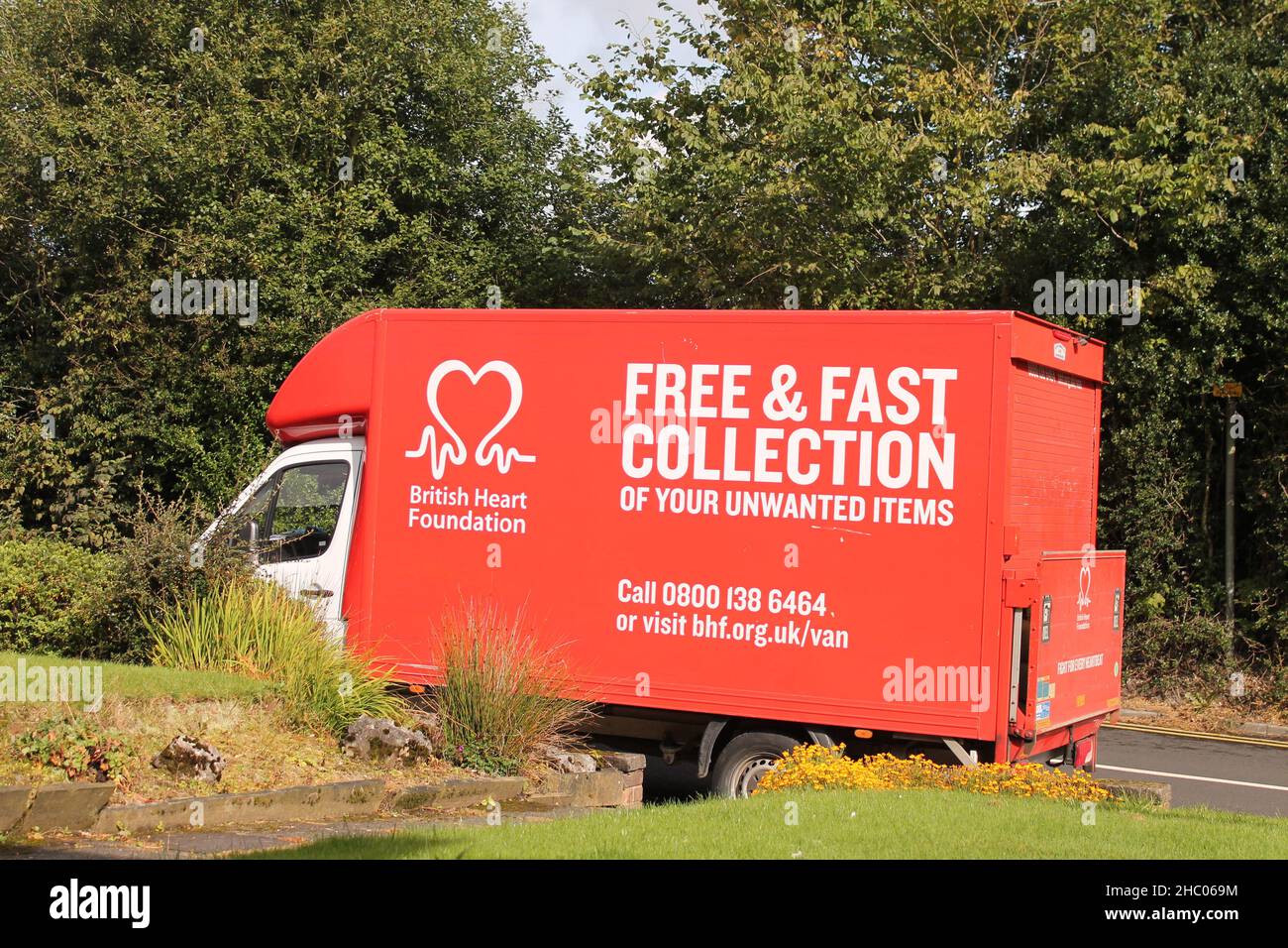 British Heart Foundation Red Collection Truck, Lancashire, Regno Unito Foto Stock