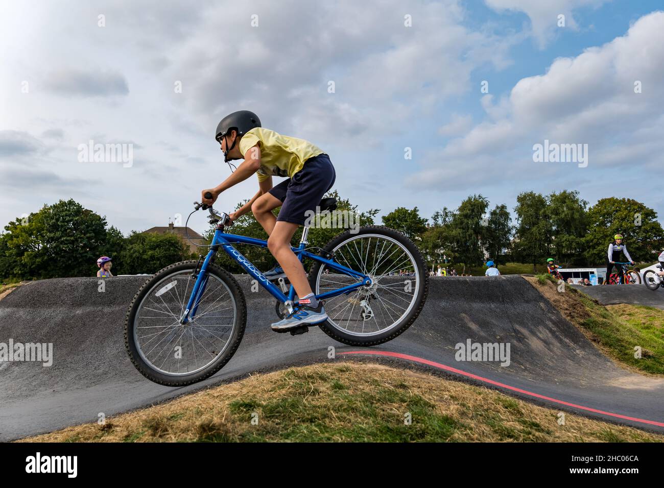 Ragazzo in bicicletta all'evento di apertura al circuito pompa Ormiston BMX, East Lothian, Scozia, Regno Unito Foto Stock