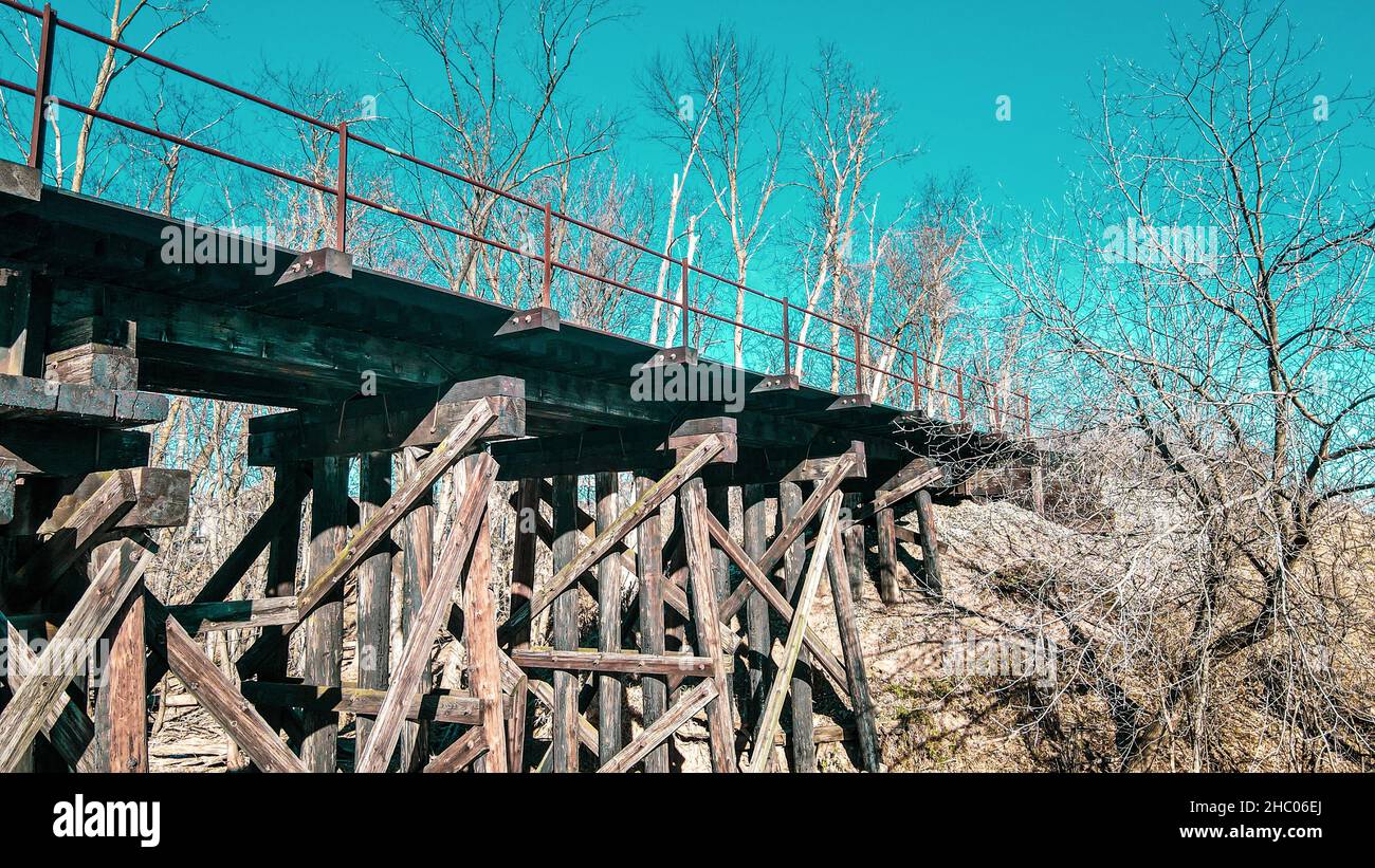 Supporti in legno per un ponte ferroviario su un fiume ghiacciato. Foto Stock