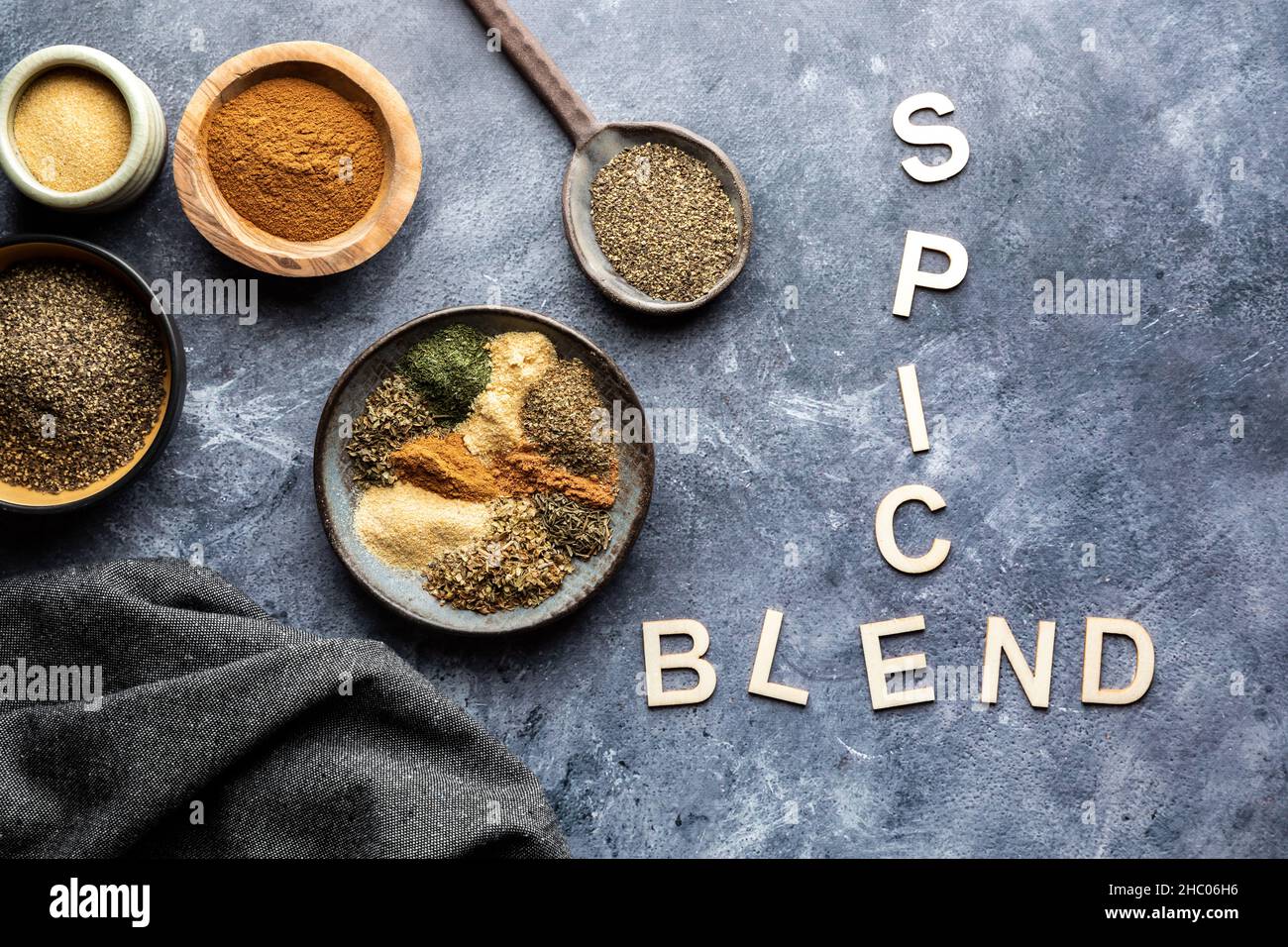 Spezie secche utilizzate per preparare una miscela speziata con una miscela speziata. Foto Stock