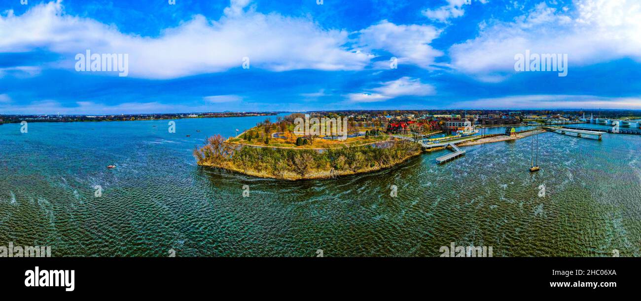 Ampia vista dell'isola al parco con cielo vibrante Foto Stock