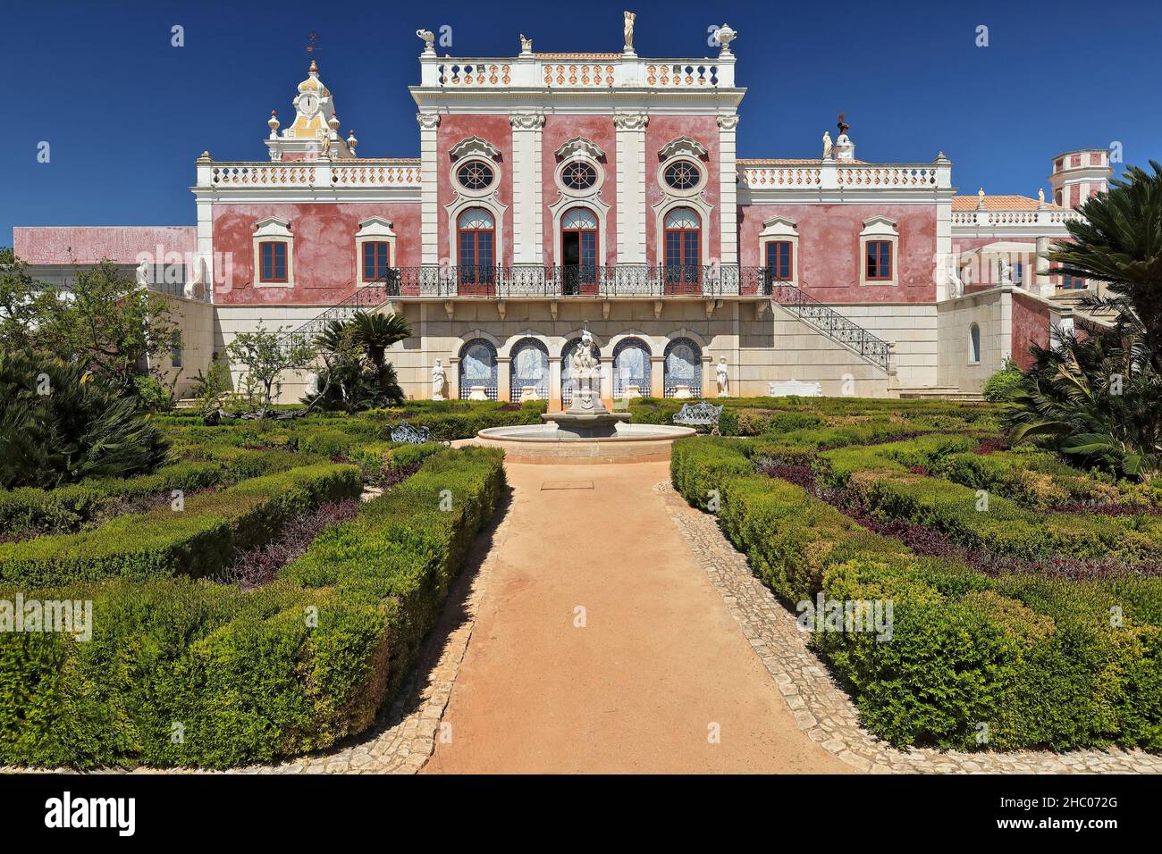 Facciata sud-palazzo neococococococo-sentiero ghiaia-siepi rifiniti-fontana centrale-lungo balcone-oblò finestre-statue sul tetto. Estoi-Algarve-Portogallo-026 Foto Stock