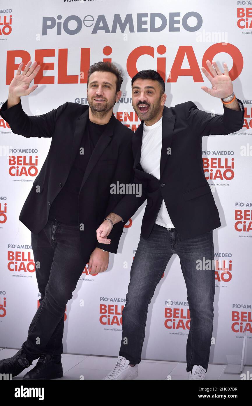 Roma, Vatikanstadt. 22nd Dic 2021. Duo comico italiano Pio D'Antini e Amedeo Grieco, Pio e Amedeo, partecipano alla fotocall del film belli Ciao, al Cinema quattro Fontane di Roma, (Italia), 22th dicembre 2021 Credit: dpa/Alamy Live News Foto Stock