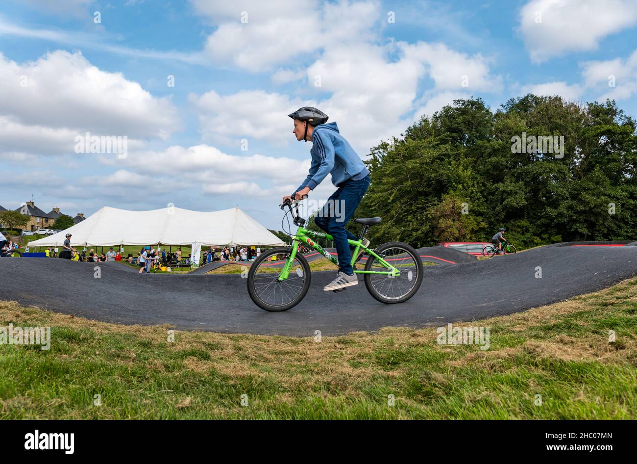 Ragazzo in bicicletta all'evento di apertura al circuito pompa Ormiston BMX, East Lothian, Scozia, Regno Unito Foto Stock