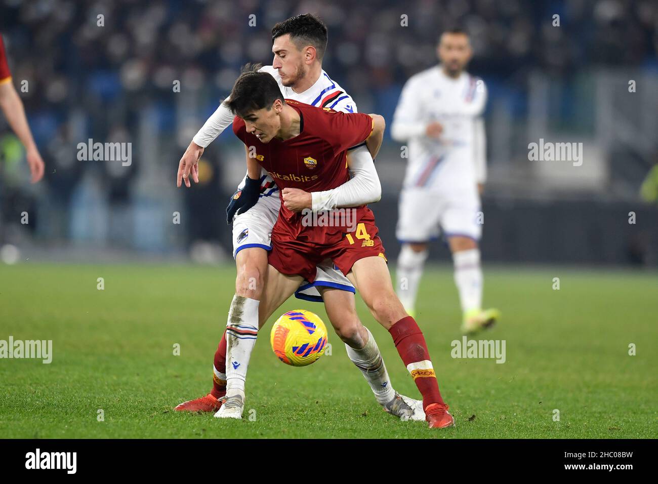 Roma, Italia. 22nd Dic 2021. Alex Ferrari di UC Sampdoria e Edor Shomurodov di AS Roma gareggiano per la palla durante la Serie Una partita di calcio tra AS Roma e US Sampdoria allo stadio Olimpico di Roma (Italia), 22th dicembre 2021. Foto Antonietta Baldassarre/Insidefoto Credit: Ininsidefoto srl/Alamy Live News Foto Stock