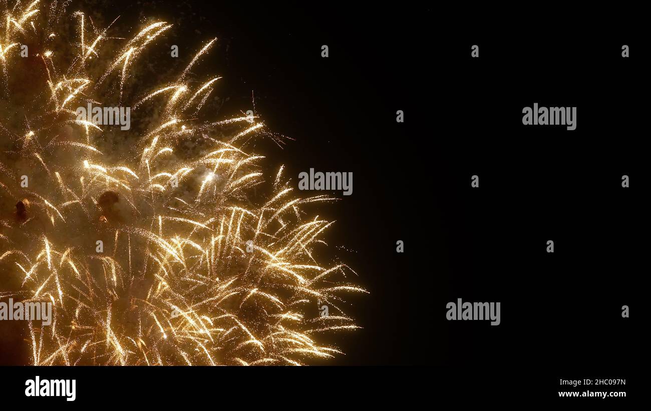 Fuochi d'artificio d'oro di vari colori sul cielo notturno, fuochi d'artificio reali sul cielo di fondo nero profondo sul festival fuochi d'artificio mostra prima della giornata di indipendenza il 4 Foto Stock