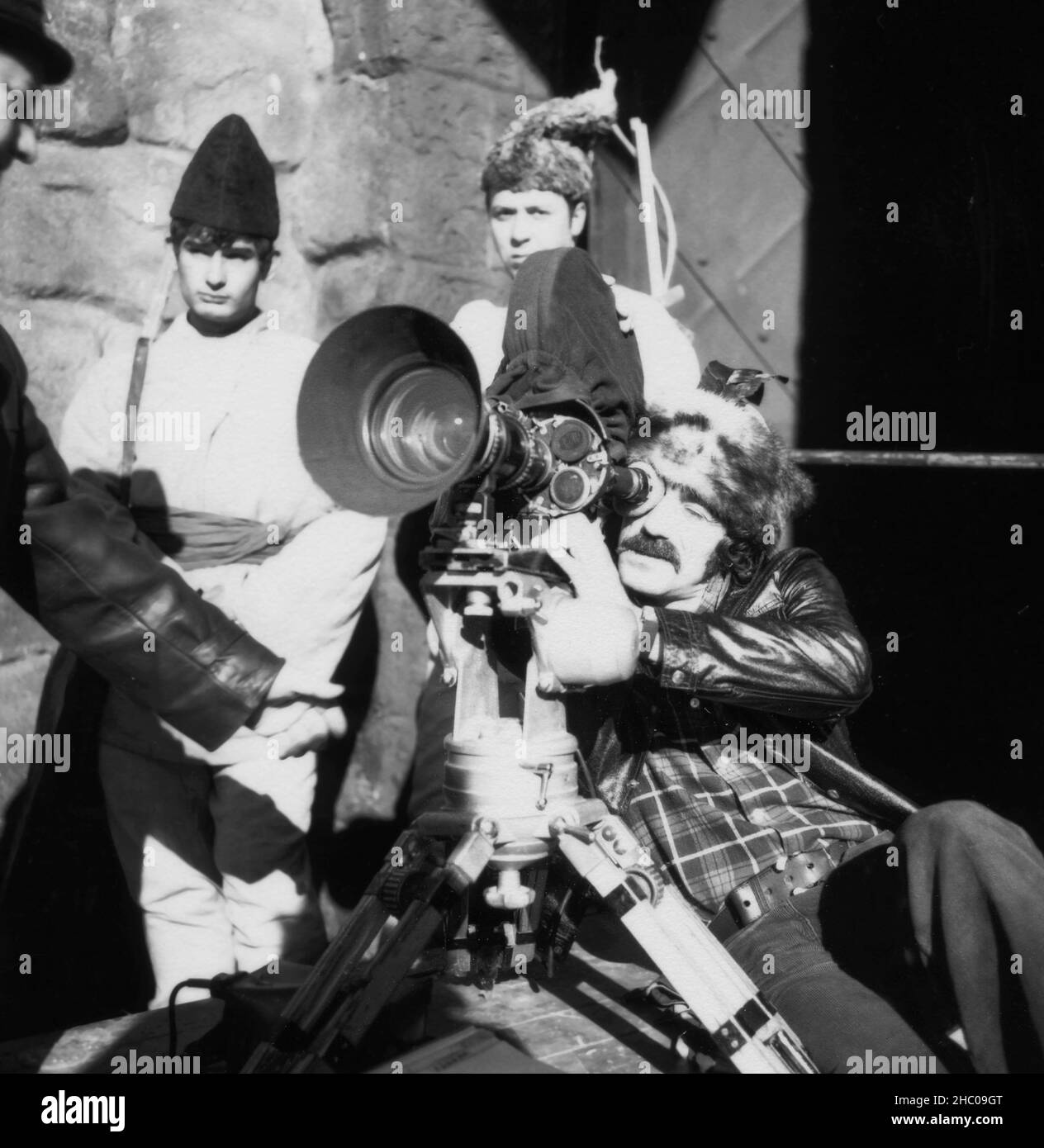 Il regista rumeno Constantin Vaeni durante le riprese del film 'Buzduganul cu trei peceți' (1977) Foto Stock