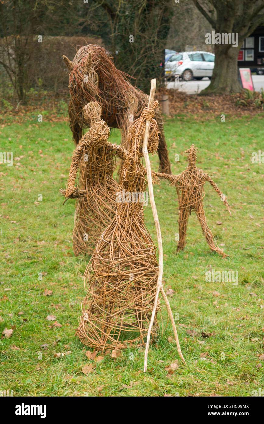 Scultura di persone antiche modellato da rami di Willow durante il periodo del raccolto e con il cavallo Shire e attrezzi scythe, in mostra a Runnymede, Surrey. REGNO UNITO. Runnymede fu il luogo della firma della Magna carta nel 1215. (127) Foto Stock