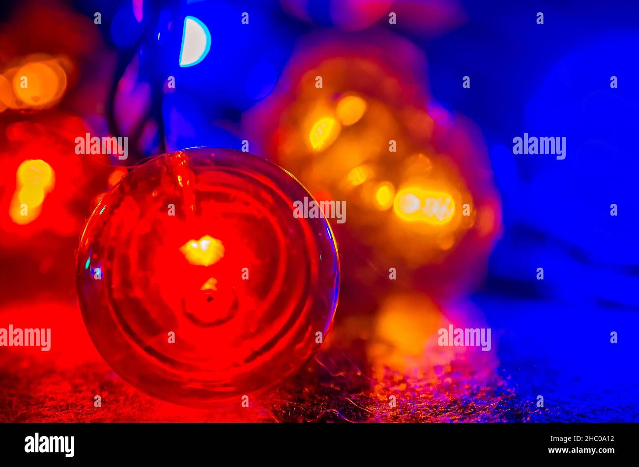 Le luci colorate del globo si trovano su un tavolo, 27 dicembre 2017, a Coden, Alabama. Le luci a corda a forma di globo possono essere utilizzate all'interno o all'esterno per un tocco festivo. Foto Stock
