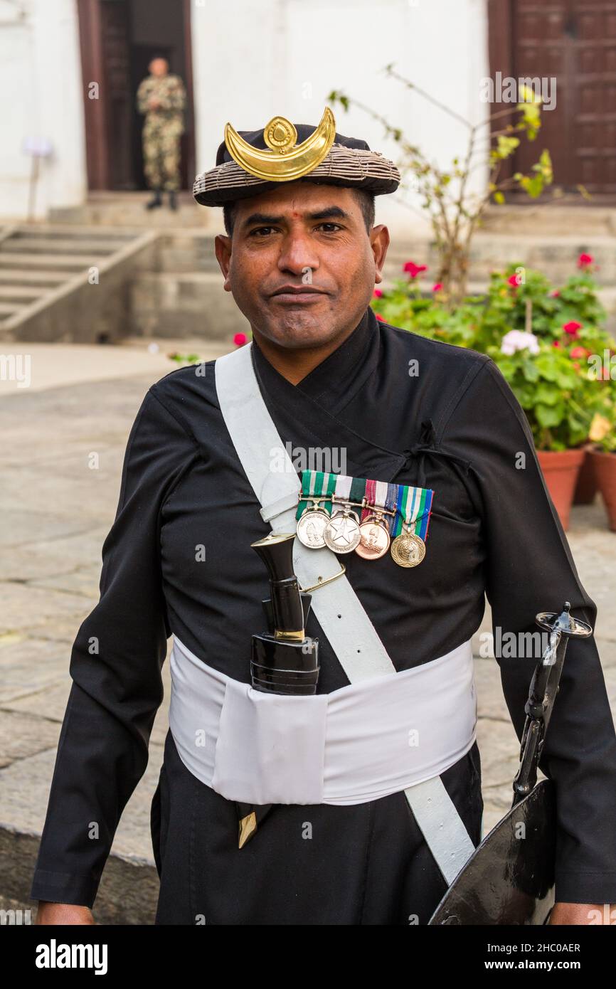 Un funzionario non commissionato di Grurkha in una divisa tradizionale di Gurkha in servizio cerimoniale a Kathmandu, Nepal. Foto Stock