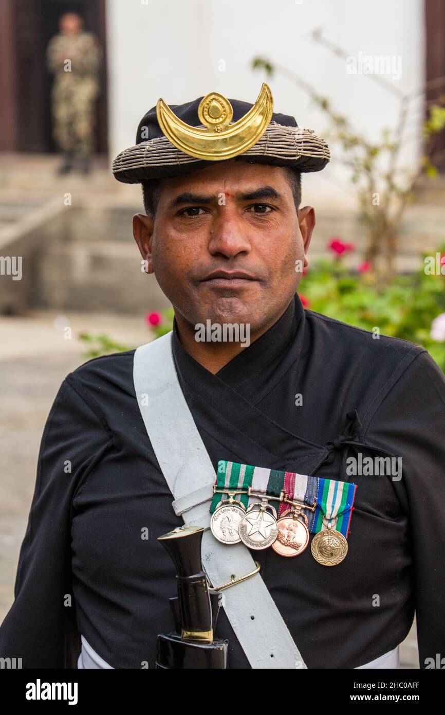 Un funzionario non commissionato di Grurkha in una divisa tradizionale di Gurkha in servizio cerimoniale a Kathmandu, Nepal. Foto Stock