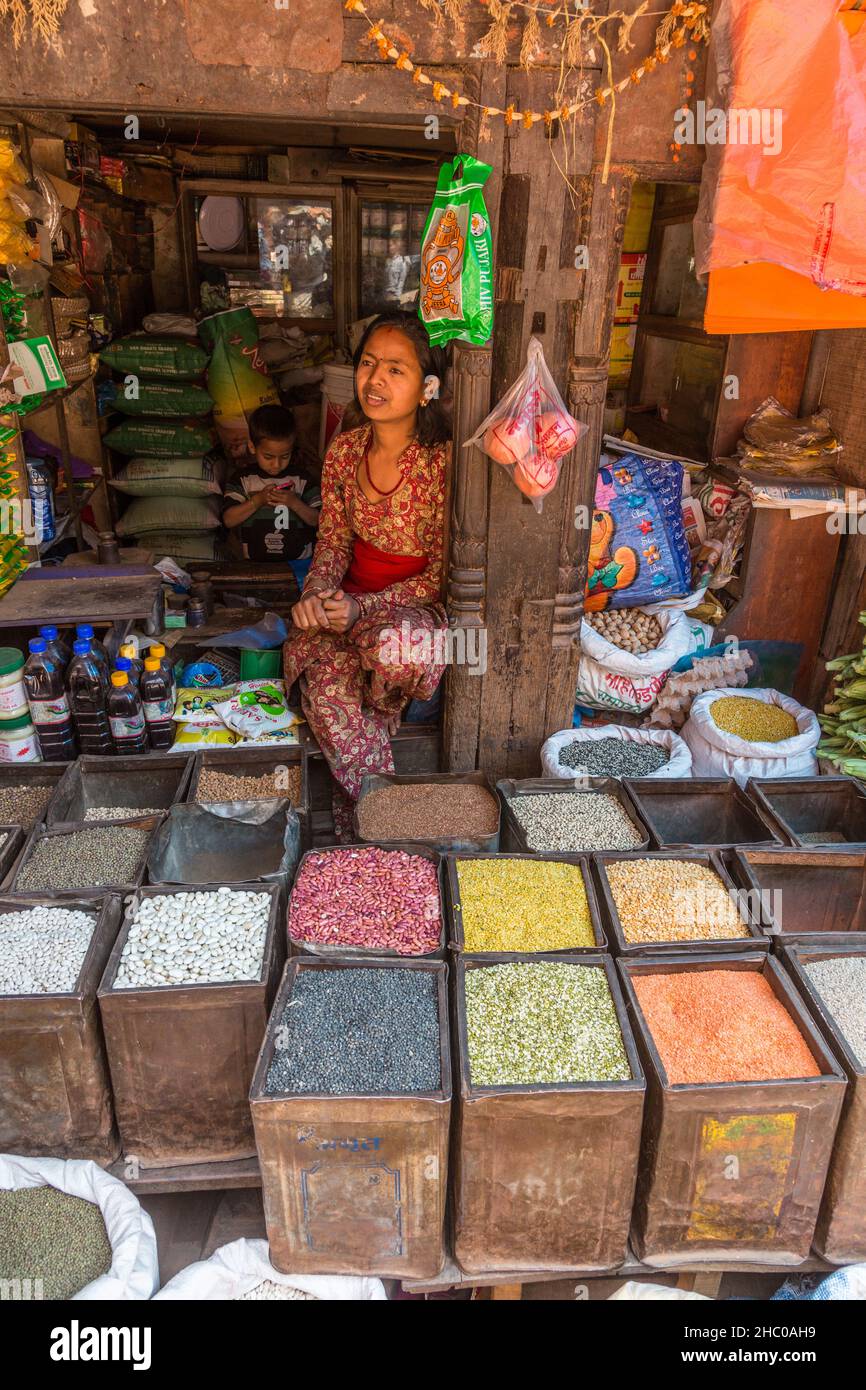 Una donna nepalese attraente in abbigliamento tradizionale che vende  fagioli e legumi nel suo negozio nella città medievale di Bhaktapur, Nepal  Foto stock - Alamy