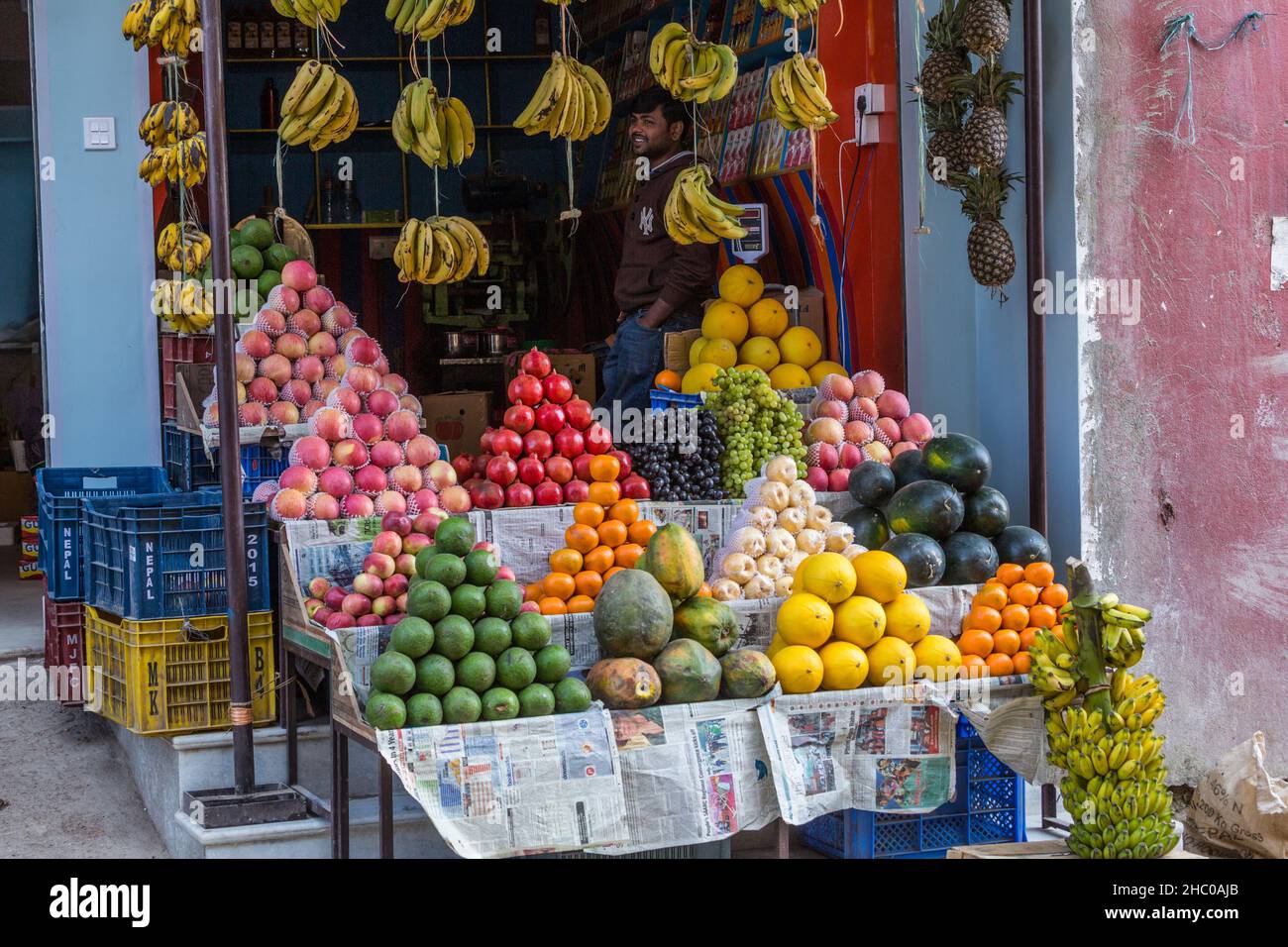 Piramidi di frutta in vendita in uno stand in riva al quartiere vendita di frutta fresca nella città di Kathmandu, Nepal. Foto Stock