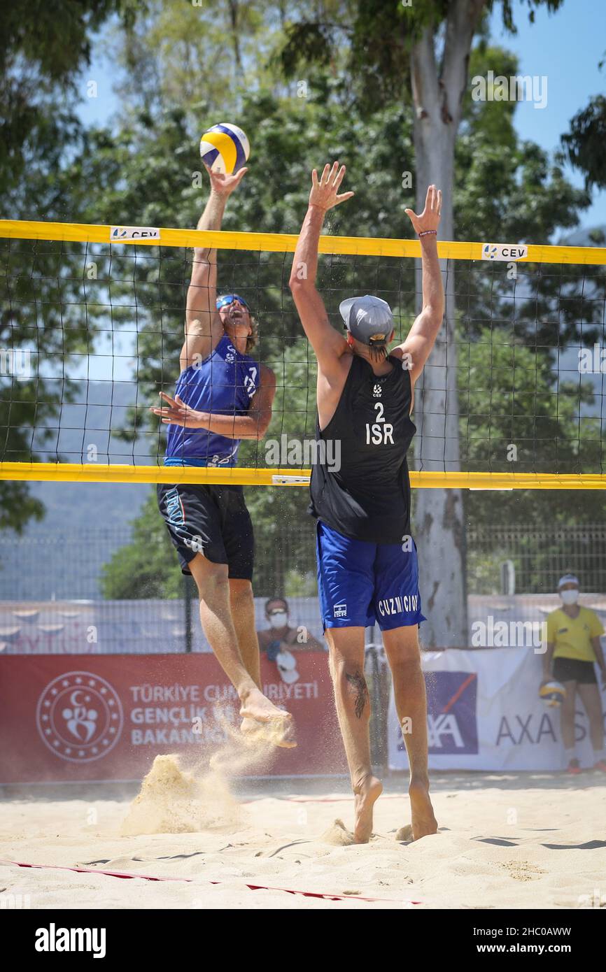 IZMIR, TURCHIA - 10 LUGLIO 2021: Italia (Hanni, T. e Fusco) vs Israele (giorno e Cuzmiciov) Round of 24 match of CEV U20 Beach Volley European Champi Foto Stock