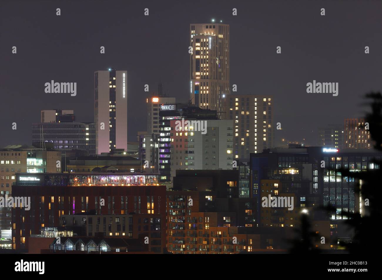 Gruppo di edifici alti nell'area del quartiere Arena del centro di Leeds. Altus House è attualmente l'edificio più alto dello Yorkshire Foto Stock