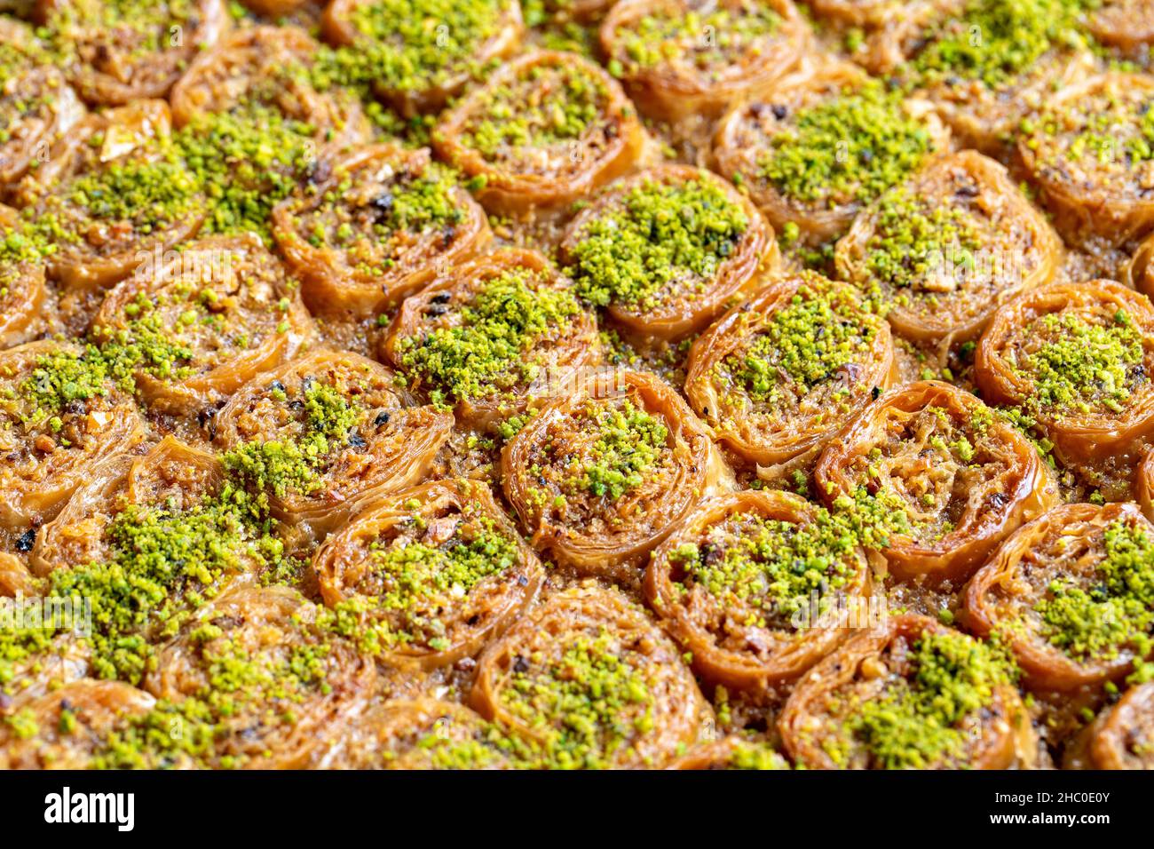 Dessert al pistacchio baklava su sfondo bianco. Dessert turco dolce concetto. Baklava con pistacchio su un vassoio sherbet dolce panetteria mediterranea. Foto Stock