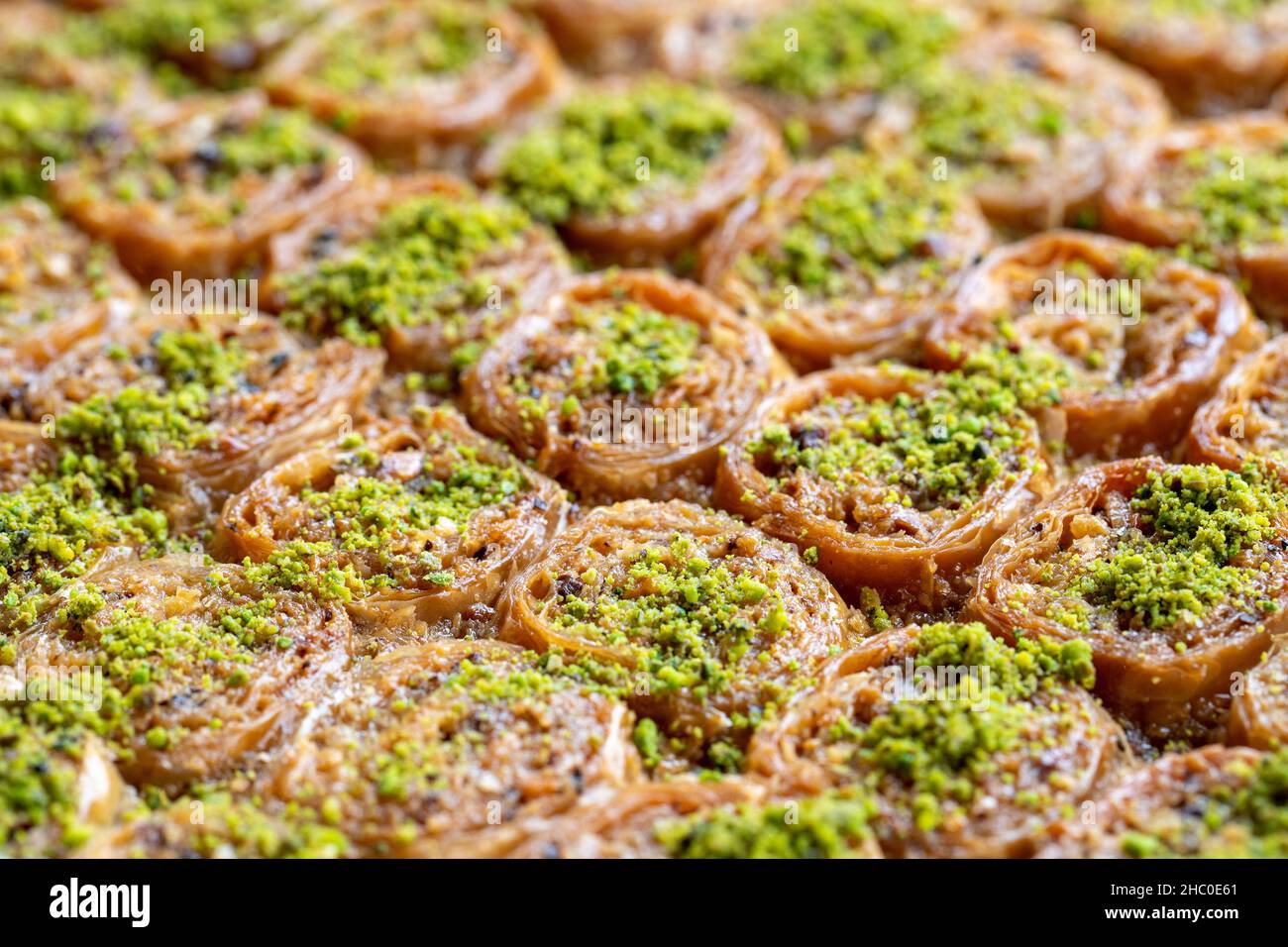 Dessert al pistacchio baklava su sfondo bianco. Dessert turco dolce concetto. Baklava con pistacchio su un vassoio sherbet dolce panetteria mediterranea. Foto Stock