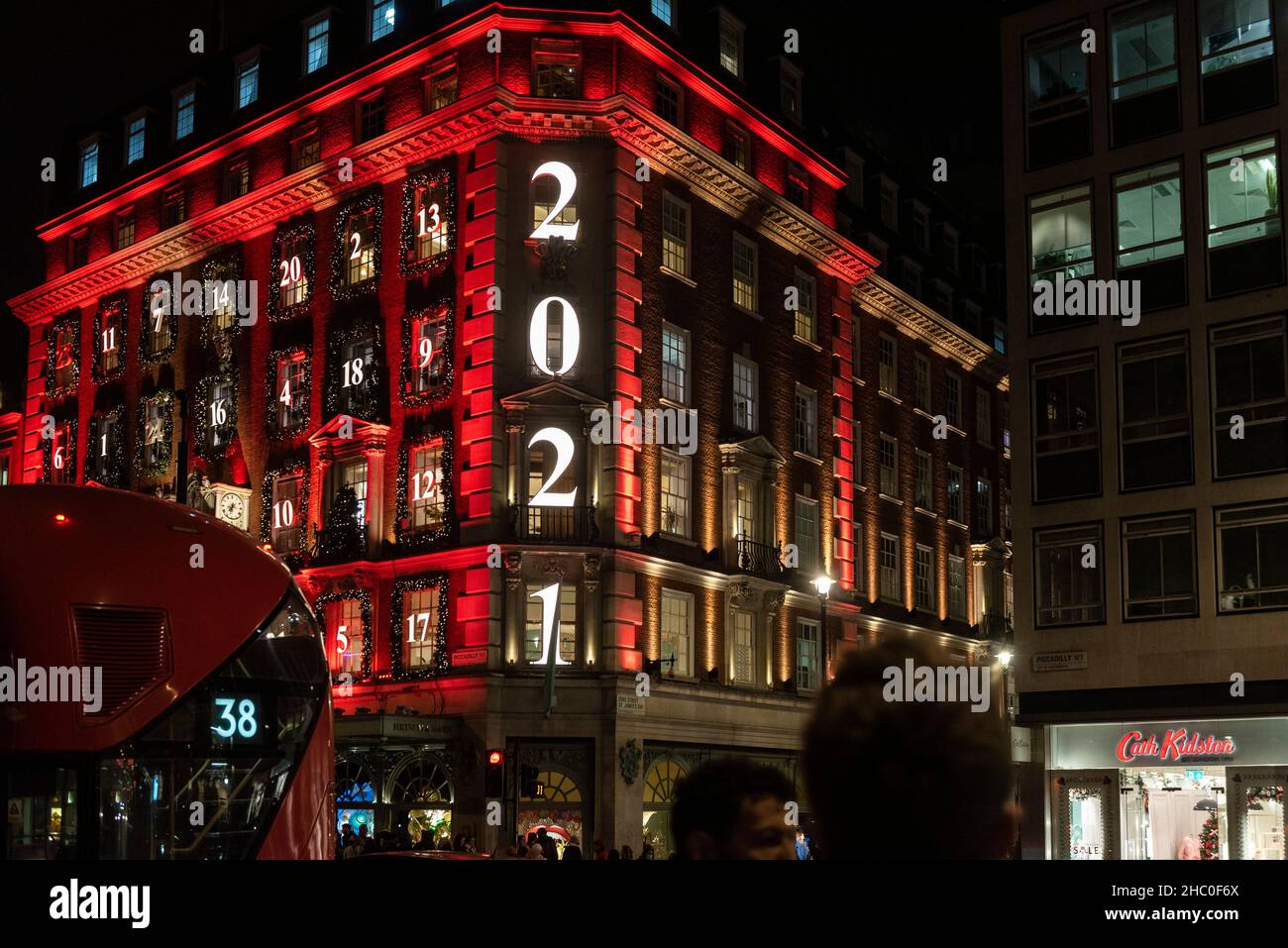 Londra, Regno Unito. 22 dicembre 2021. Le decorazioni di Natale fuori Fortnum & Mason su Piccadilly che prende la forma di un calendario di avvento. Mentre la pandemia di coronavirus continua e la nuova variante di Omicron si sta rivelando altamente trasmissibile, 106.122 casi sono stati registrati nell'ultimo periodo di 24 ore, la prima volta che la cifra supera i 100.000 dall'inizio della pandemia. Credit: Stephen Chung / Alamy Live News Foto Stock