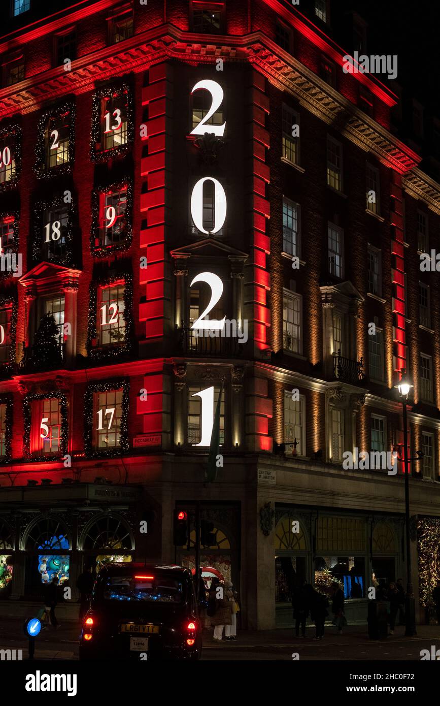 Londra, Regno Unito. 22 dicembre 2021. Le decorazioni di Natale fuori Fortnum & Mason su Piccadilly che prende la forma di un calendario di avvento. Mentre la pandemia di coronavirus continua e la nuova variante di Omicron si sta rivelando altamente trasmissibile, 106.122 casi sono stati registrati nell'ultimo periodo di 24 ore, la prima volta che la cifra supera i 100.000 dall'inizio della pandemia. Credit: Stephen Chung / Alamy Live News Foto Stock