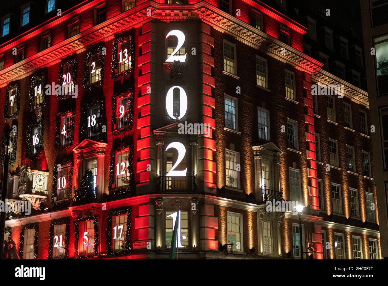 Londra, Regno Unito. 22 dicembre 2021. Le decorazioni di Natale fuori Fortnum & Mason su Piccadilly che prende la forma di un calendario di avvento. Mentre la pandemia di coronavirus continua e la nuova variante di Omicron si sta rivelando altamente trasmissibile, 106.122 casi sono stati registrati nell'ultimo periodo di 24 ore, la prima volta che la cifra supera i 100.000 dall'inizio della pandemia. Credit: Stephen Chung / Alamy Live News Foto Stock