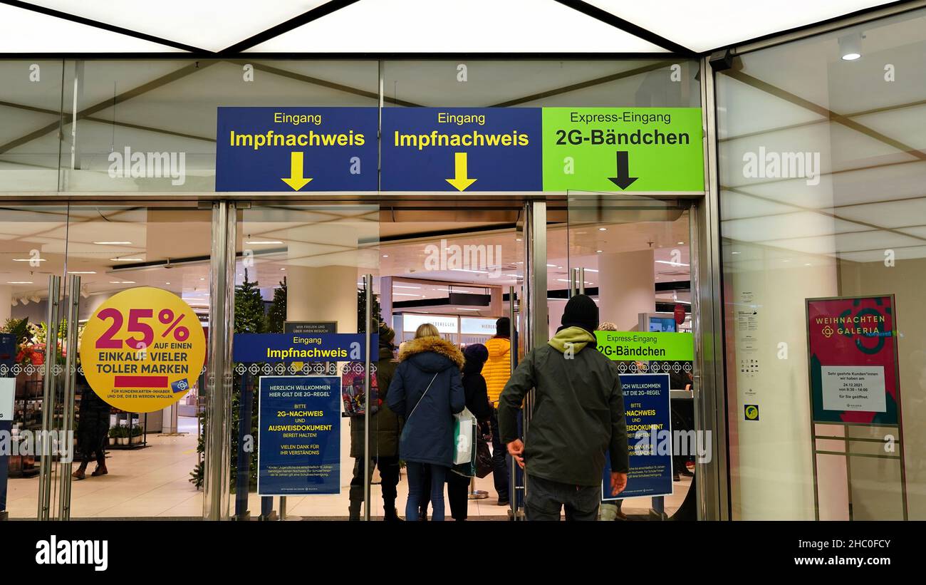3 ingressi in un grande magazzino per lo shopping durante la pandemia della corona: 2 per le persone vaccinate (2G), 1 per le persone con braccialetto vaccinale. Foto Stock