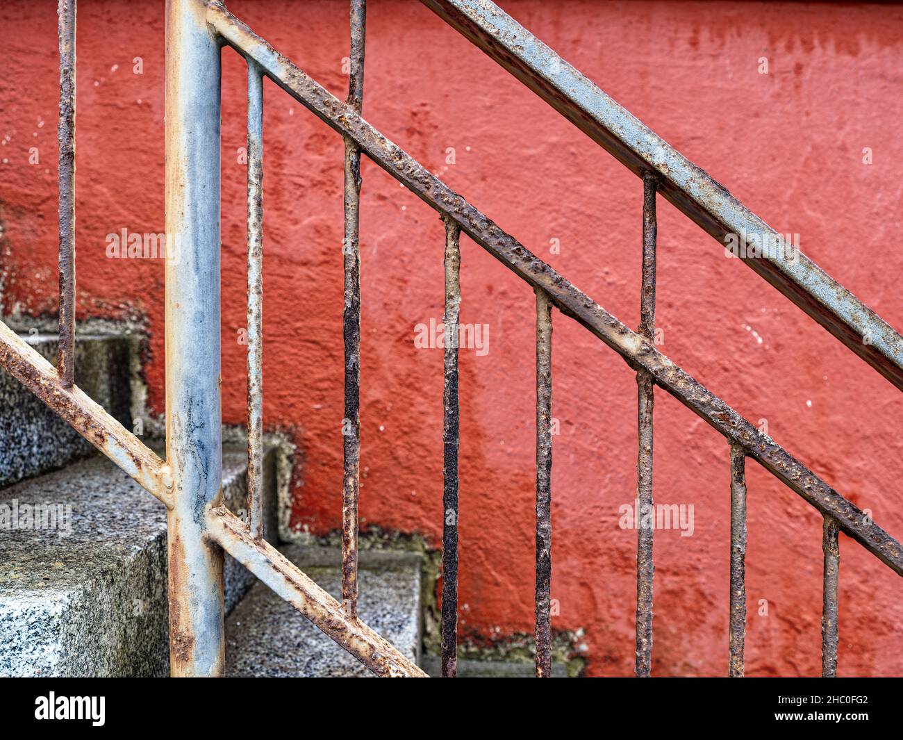 Primo piano del binario in metallo arrugginito sulla scalinata per il faro di Coquille River nel Bullards Beach state Park, Oregon, USA Foto Stock