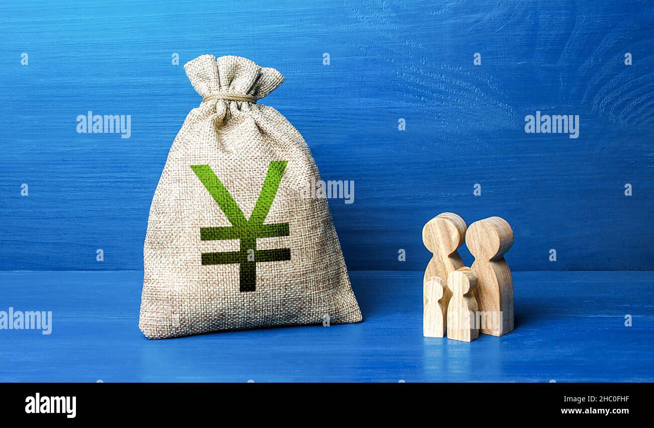 Figurine di famiglia e Yuan cinese o yen giapponese sacchetto di soldi. Budget per famiglie. Investimenti nel capitale umano. Entrate, spese. Crisi dei rifugiati. Favorevole Foto Stock