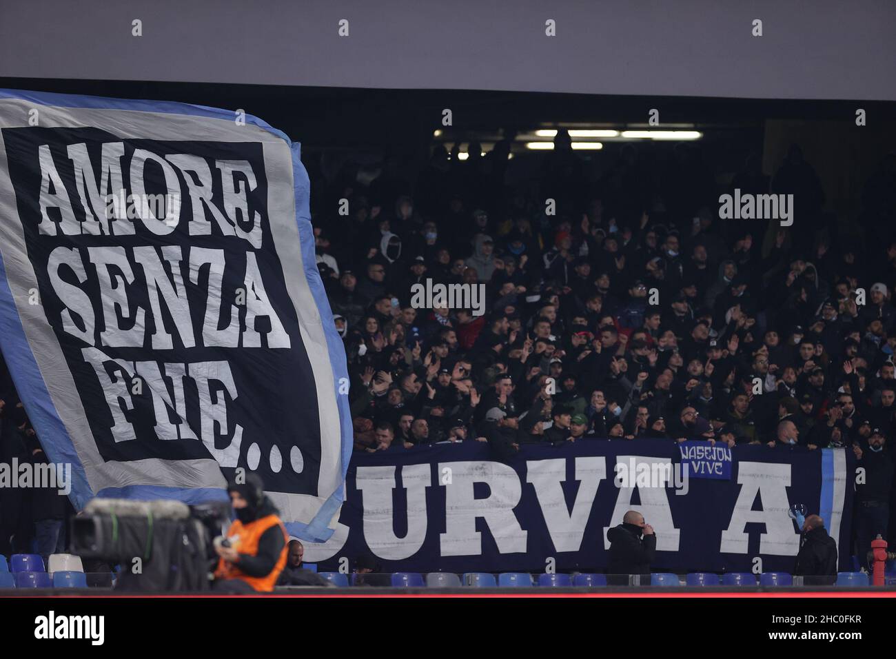 Napoli, Italia. 22nd Dic 2021. I tifosi di Napoli si acclamano durante la serie Una partita di calcio tra SSC Napoli e Spezia Calcio allo stadio Diego Armando Maradona di Napoli (Italia), 22nd dicembre 2021. Foto CesarePurini/Insidefoto Credit: Ininsidefoto srl/Alamy Live News Foto Stock