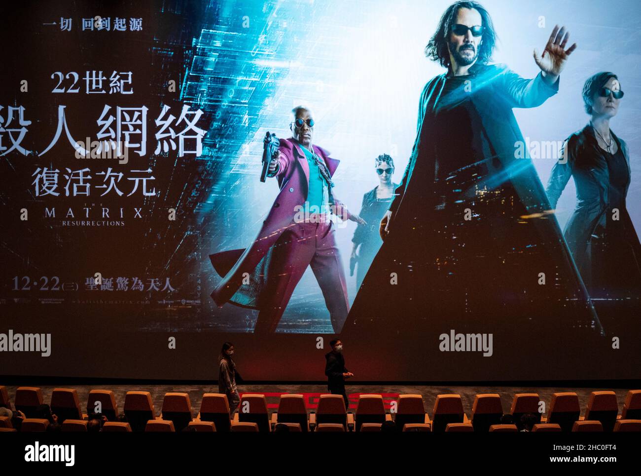 Hong Kong, Cina. 22nd Dic 2021. Gli spettatori partecipano a una prima proiezione cinematografica della serie americana di film d'azione di fantascienza The Matrix Resurrections, distribuita da Warner Bros. Pictures, e suonata da Keanu Reeves, in un cinema di Hong Kong. Credit: SOPA Images Limited/Alamy Live News Foto Stock