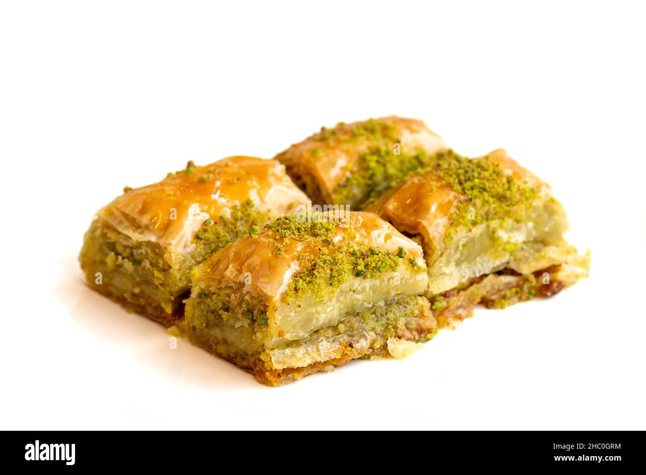 Pistacchio baklava dessert isolato su sfondo bianco. Dessert turco dolce concetto. Primo piano pistacchio baklava. Sherbet dolce panetteria mediterranea Foto Stock