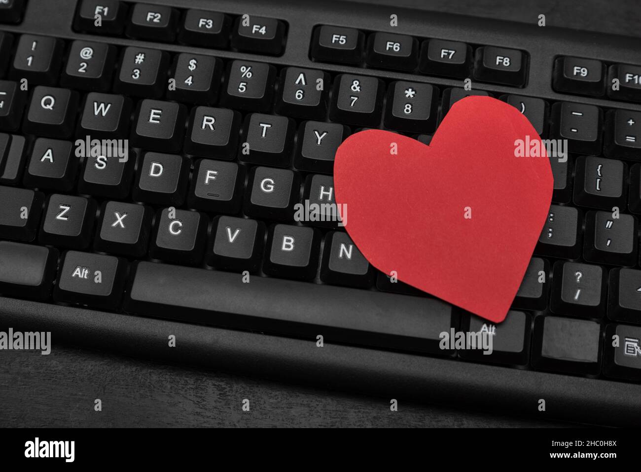 Tastiera e cuore rosso. Online dating concetto. Internet dating. Relazione di testo Foto Stock