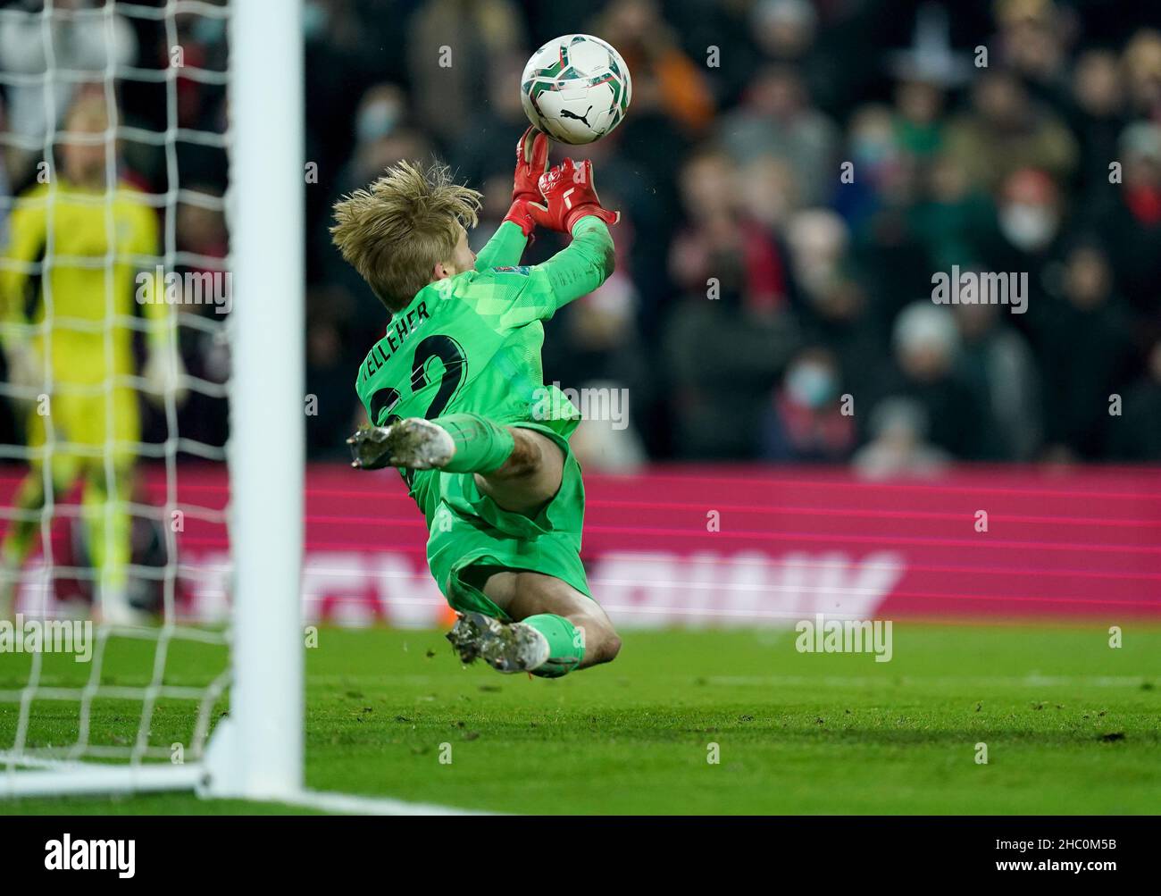 Il portiere di Liverpool Caoimhin Kelleher fa un salvataggio durante la punizione sparare fuori durante la partita finale del quarto della Coppa Carabao ad Anfield, Liverpool. Data foto: Mercoledì 22 dicembre 2021. Foto Stock