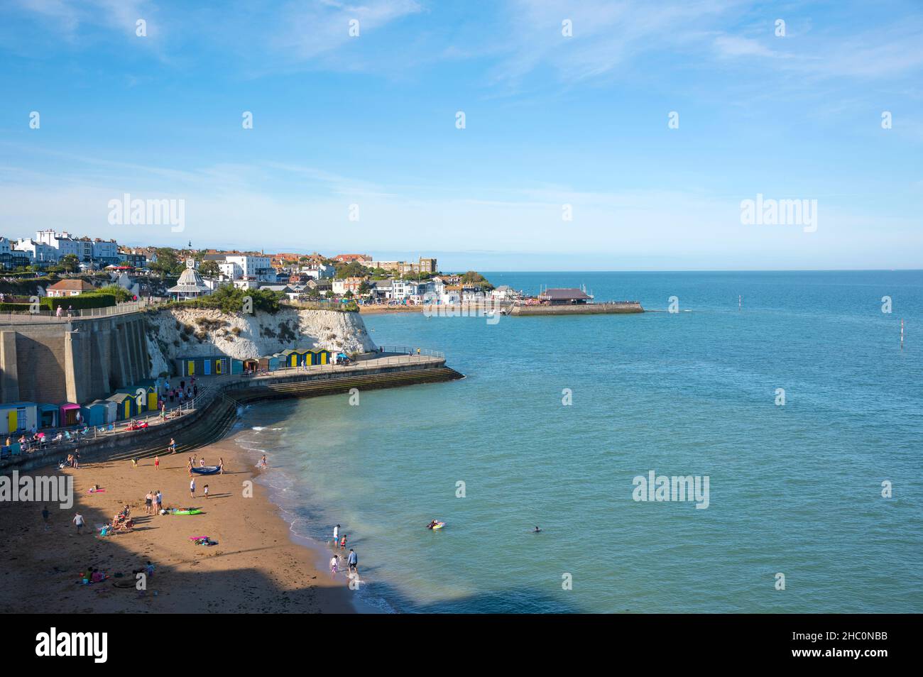 Persone che prendono il sole e giocano sulla spiaggia a Broadstairs nel Kent Foto Stock