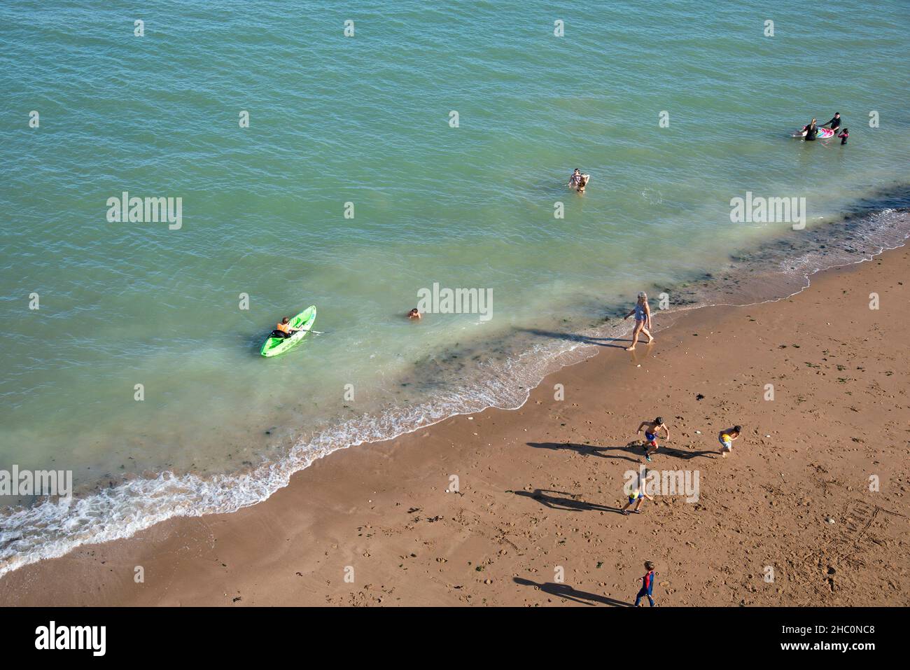 Bambini che giocano sulla spiaggia a Broadstairs, nel Kent Foto Stock