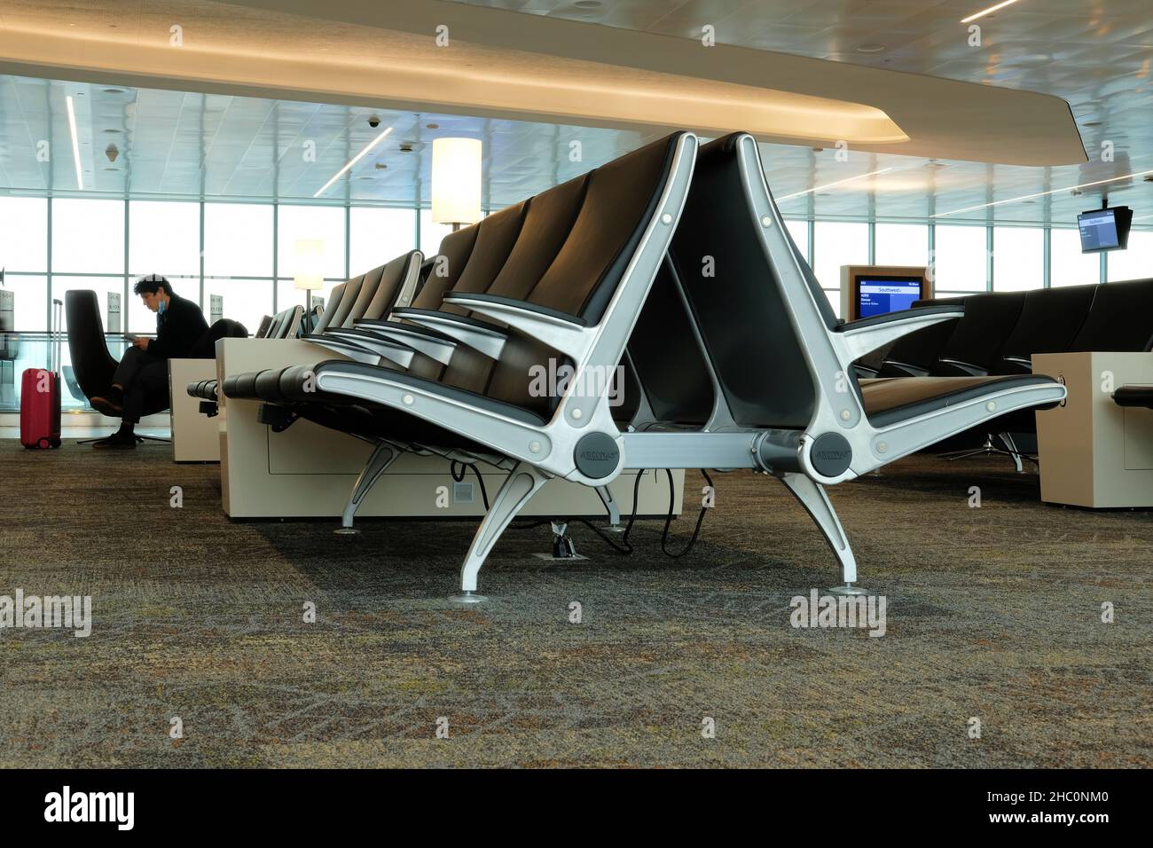 Posti a sedere nell'area d'attesa passeggeri vicino ai cancelli d'imbarco all'Harvey Milk Terminal dell'Aeroporto Internazionale di San Francisco in California. Foto Stock
