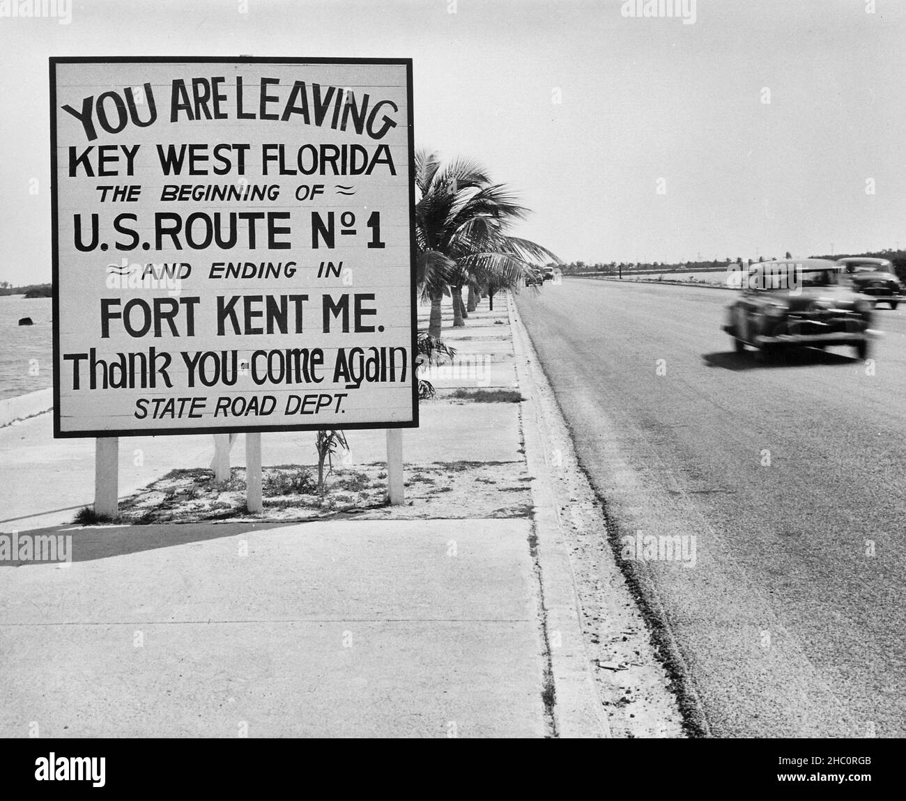 Fotografia di un cartello stradale lungo l'autostrada a Key West, Florida, che annuncia l'inizio della US Route 1 a Fort Kent, Maine - Marzo 1951 Foto Stock