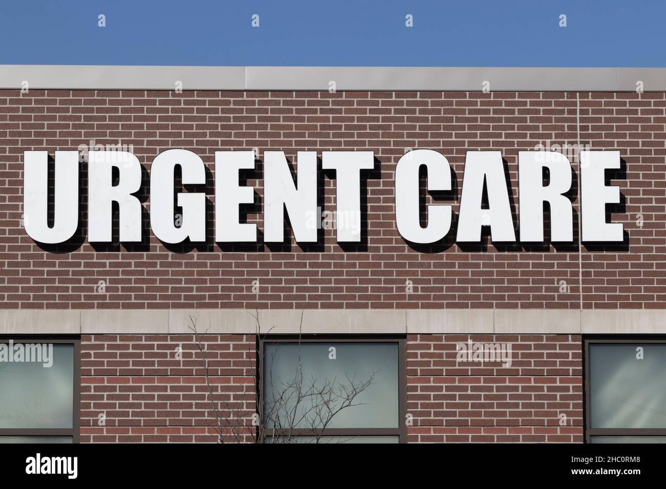 Segnale URGENTE DI ASSISTENZA presso una clinica ambulatoriale. Gli ambulatori di cure urgenti possono offrire un servizio più rapido di un ER. Foto Stock