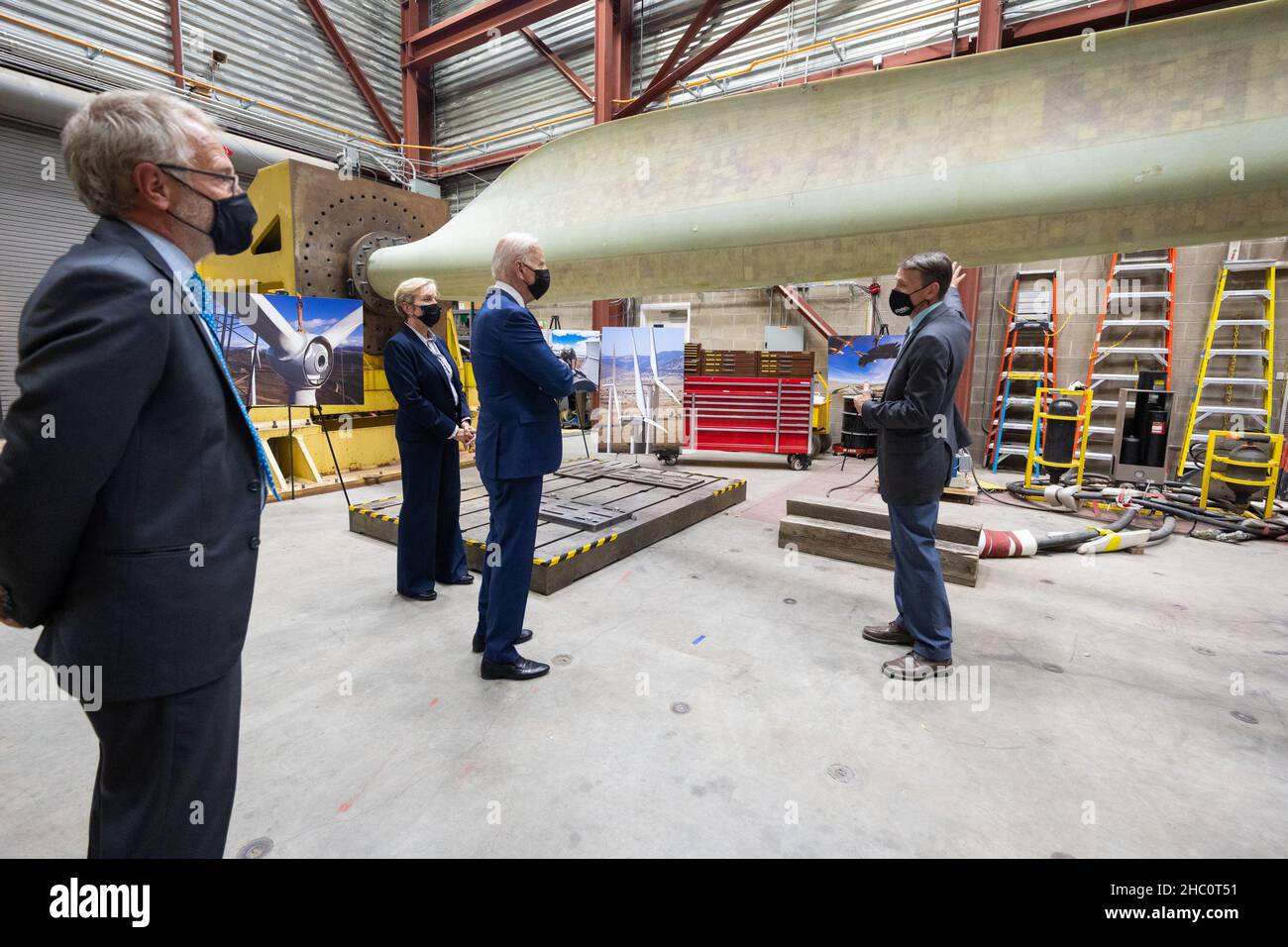 Washington, DC, Stati Uniti. 14th Set 2021. Il Presidente Joe Biden e il Segretario dell'energia Jennifer Granholm visitano il National Renewable Energy Laboratory Flatirons Campus ad Arvada, Colorado, martedì 14 settembre 2021. (Foto ufficiale di Adam Schultz) Credit: White House/ZUMA Press Wire Service/ZUMAPRESS.com/Alamy Live News Foto Stock