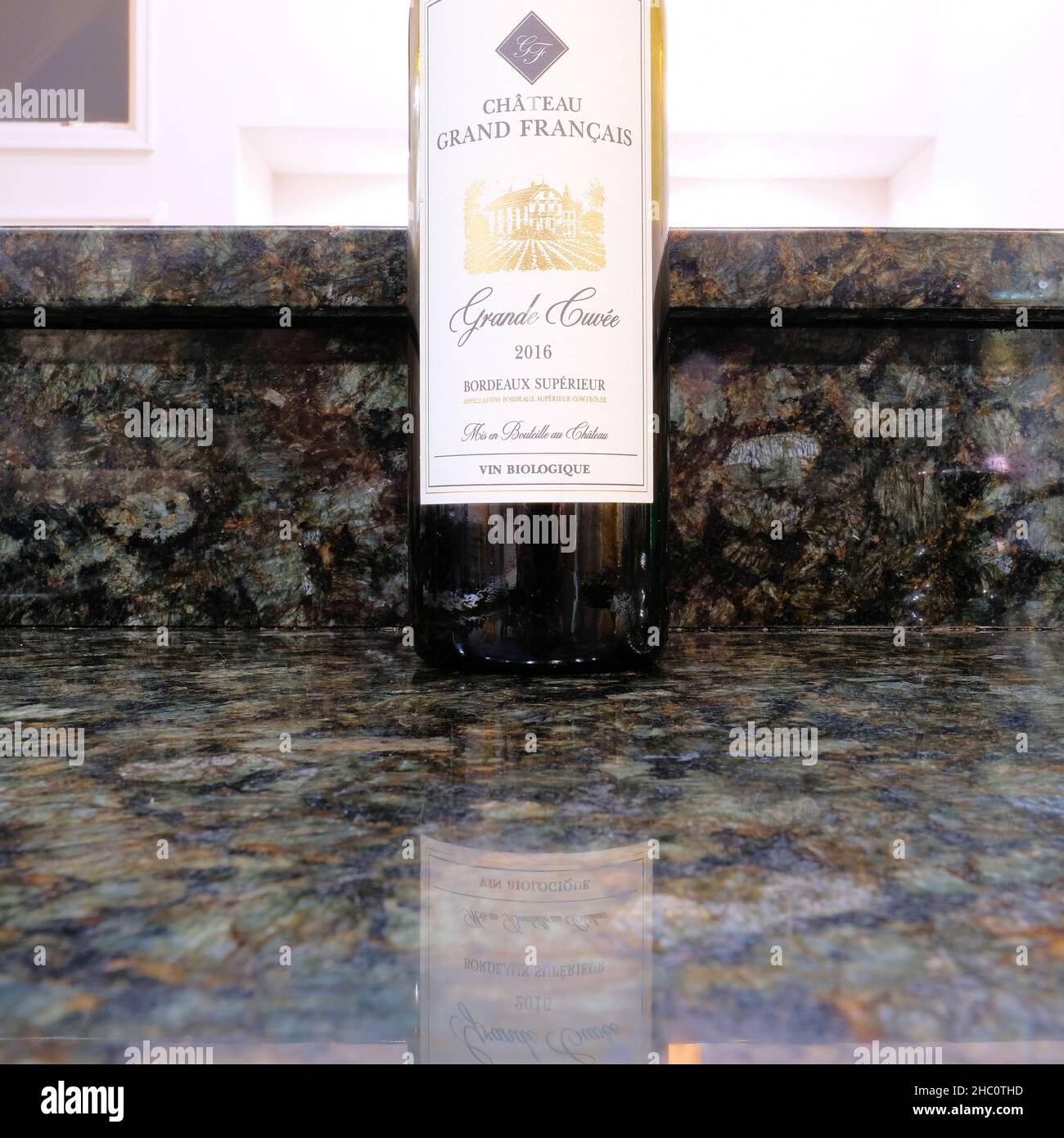 Una bottiglia di vino rosso Grande Cuvée Bordeaux Supérieur del 2016 prodotta dal Château Grand Franais, enologo francese. Foto Stock