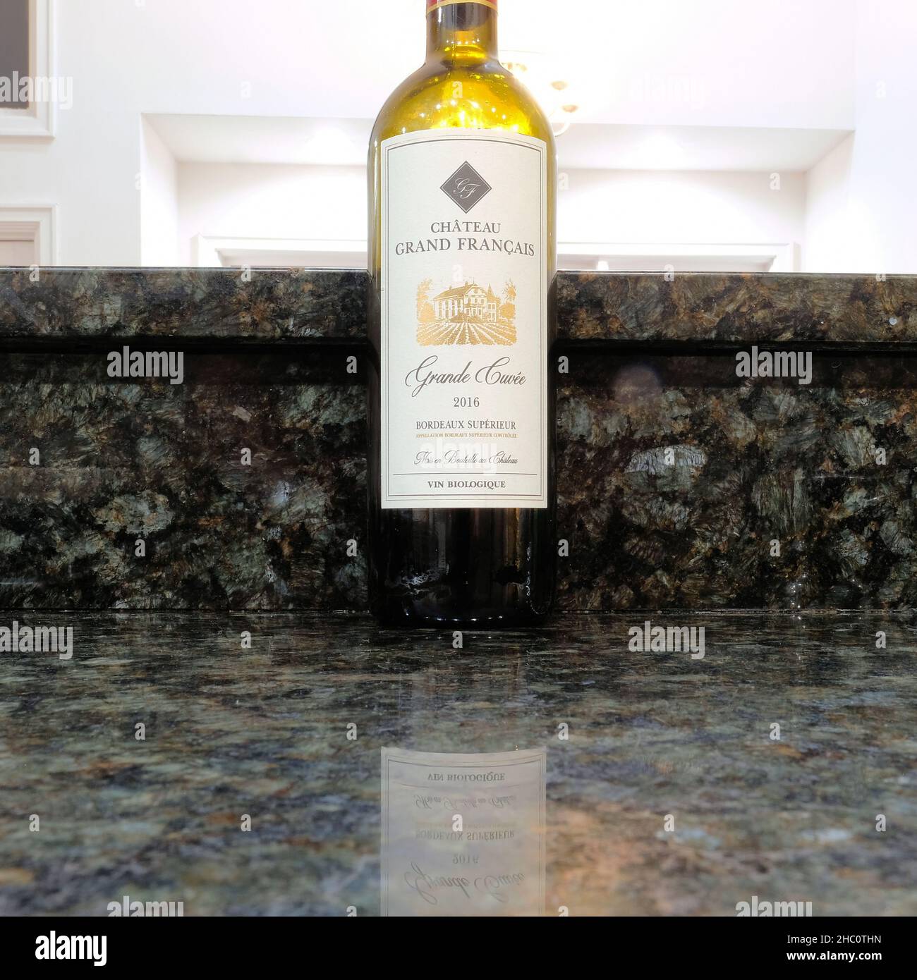 Una bottiglia di vino rosso Grande Cuvée Bordeaux Supérieur del 2016 prodotta dal Château Grand Franais, enologo francese. Foto Stock