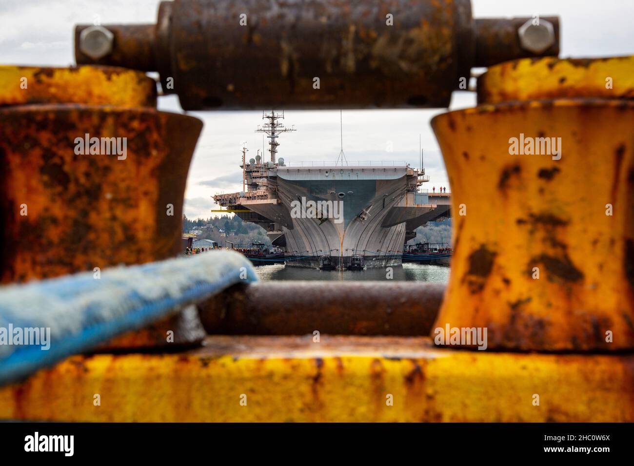 Il Kitty Hawk è stato spostato in Dry Dock 6 marzo 9th il Dry docking permetterà di rimuovere la crescita marina dallo scafo in preparazione alla sua partenza ed eventuale smantellamento. Il Kitty Hawk è stato smantellato nel cantiere navale Puget Sound e nel centro di manutenzione intermedia nel 2009 dopo 48 anni di servizio attivo. Da allora la nave è stata "ormeggiato" presso l'impianto di manutenzione delle navi inattive. (US NAVY) Foto di Wendy Hallmark Foto Stock