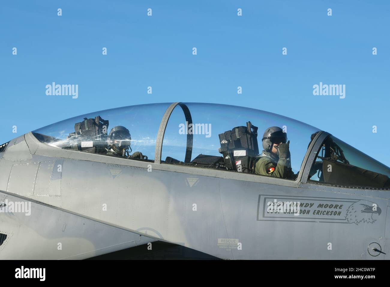 Un pilota dell'Aeronautica militare degli Stati Uniti F-15 Eagle tassò l'aereo alla pista durante l'evento di taxi del coniuge a Kingsley Field a Klamath Falls, Ore., 5 dicembre 2021. L'evento taxi coniuge è stato creato per familiarizzare i coniugi militari con le operazioni quotidiane di volo pre-volo F-15 di Kingsley. (STATI UNITI Foto della Guardia Nazionale dell'aria dello staff Sgt. Emily Copeland) Foto Stock