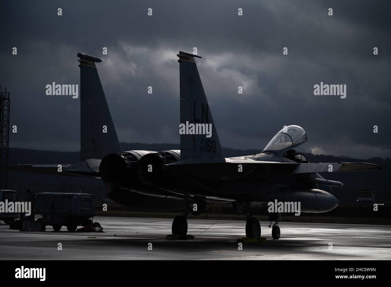 Una US Air Force F-15C Eagle transita attraverso la Ramstein Air base, Germania, per condurre l'addestramento di familiarizzazione, 7 dicembre 2021. Gli airmen della Royal Air Force Lakenheath, Inghilterra, hanno collaborato con il personale di Ramstein per fornire un ambiente dinamico e incentrato sulla partnership per rafforzare la formazione e le capacità di manutenzione in tutto il teatro europeo.(U.S. Air Force foto di Airman Edgar Grimaldo) Foto Stock