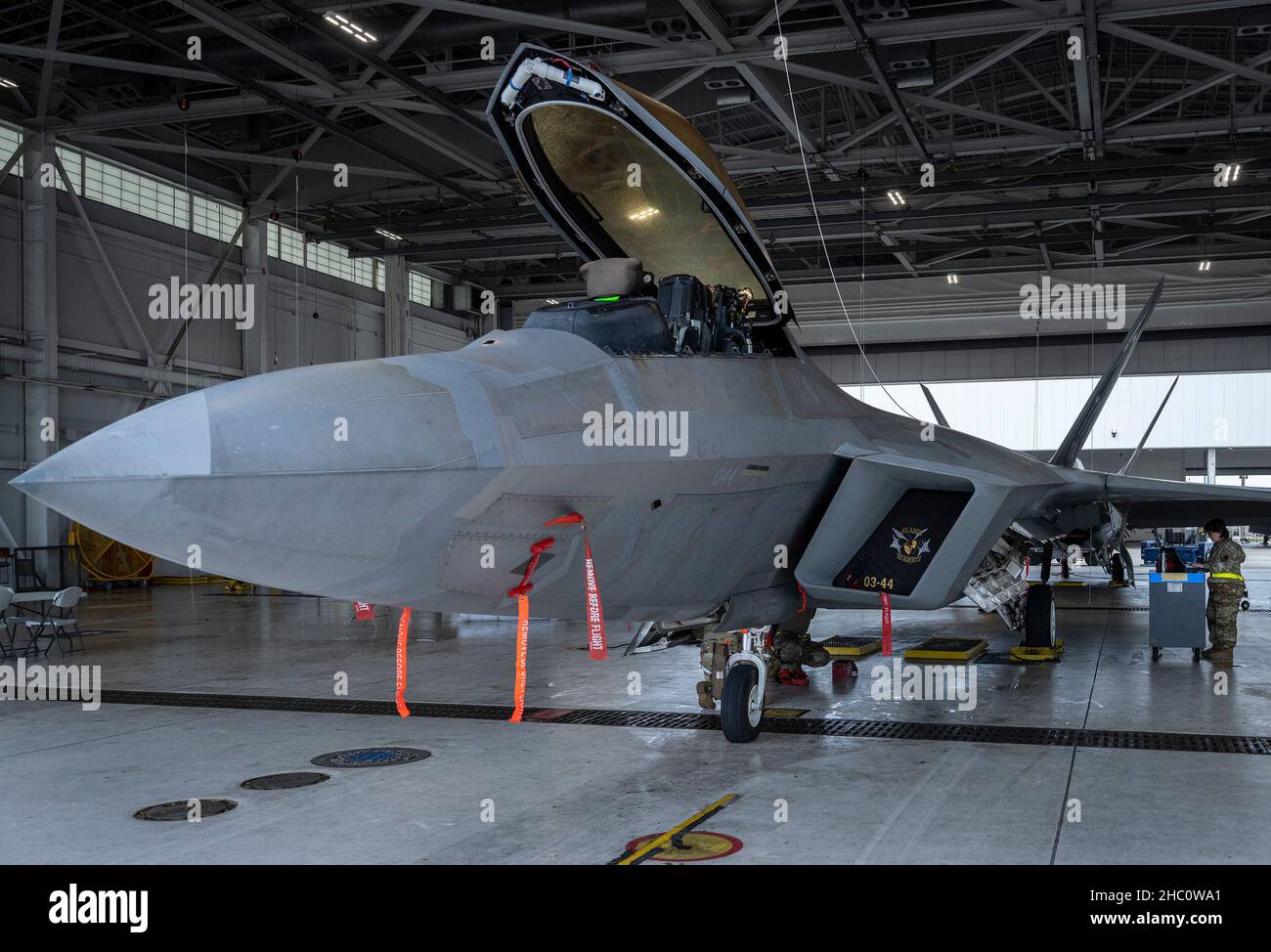 Personale Sgt. Kristen Semones, 43rd Fighter Generation Squadron, completa la sua lista di controllo durante la competizione di carico di armi dell'unità il 17 dicembre alla base dell'aeronautica Eglin, Fl. due equipaggi di carico di armi hanno gareggiato per vedere chi poteva caricare un AIM-120 e un AIM-9 sul loro aereo il più veloce e con il minor numero di errori. Il vincitore verrà annunciato in occasione della cerimonia di premiazione dell'unità per i 4th trimestri. (STATI UNITI Air Force photo/Samuel King Jr.) Foto Stock